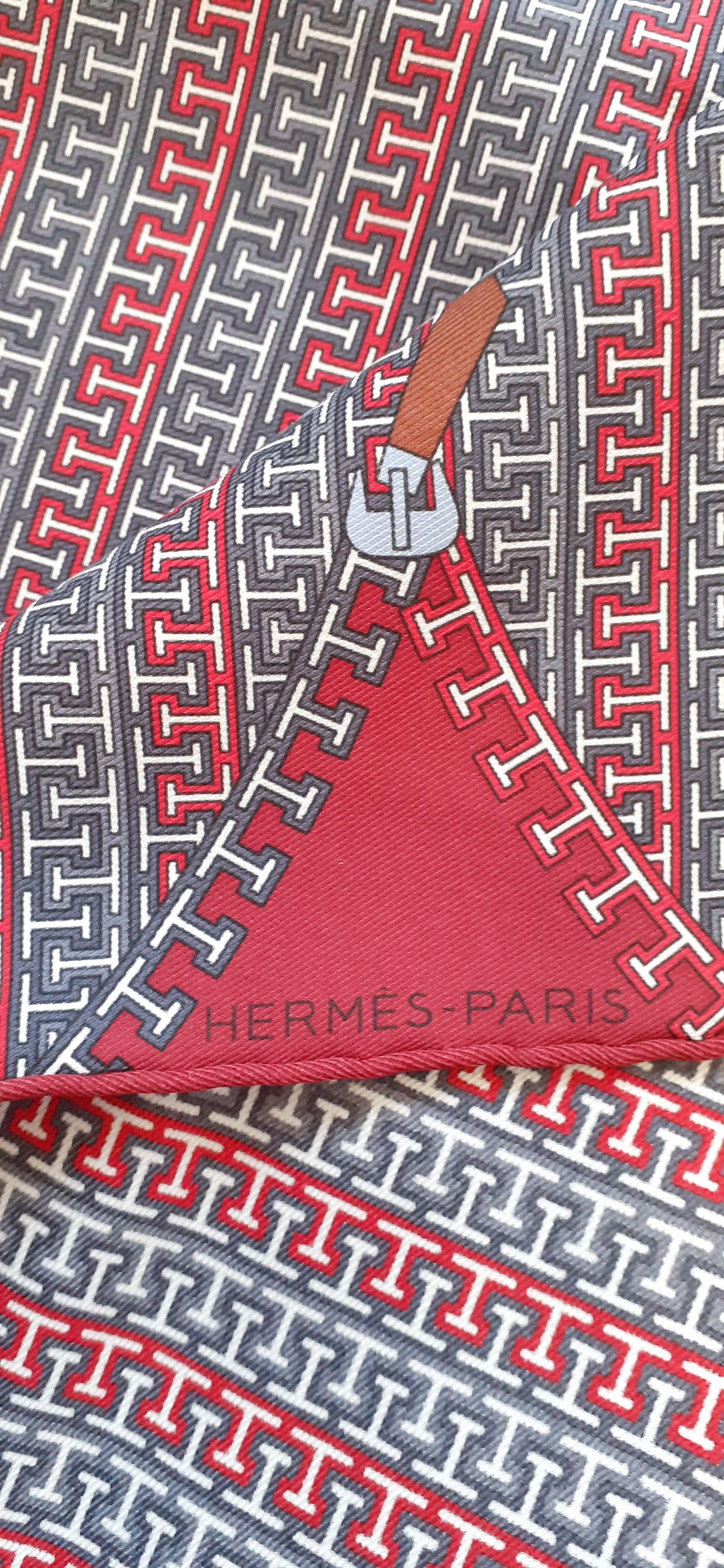 Gray Hermès Small Silk Scarf Pocket Square Gavroche Zip Red Grey 42 cm For Sale