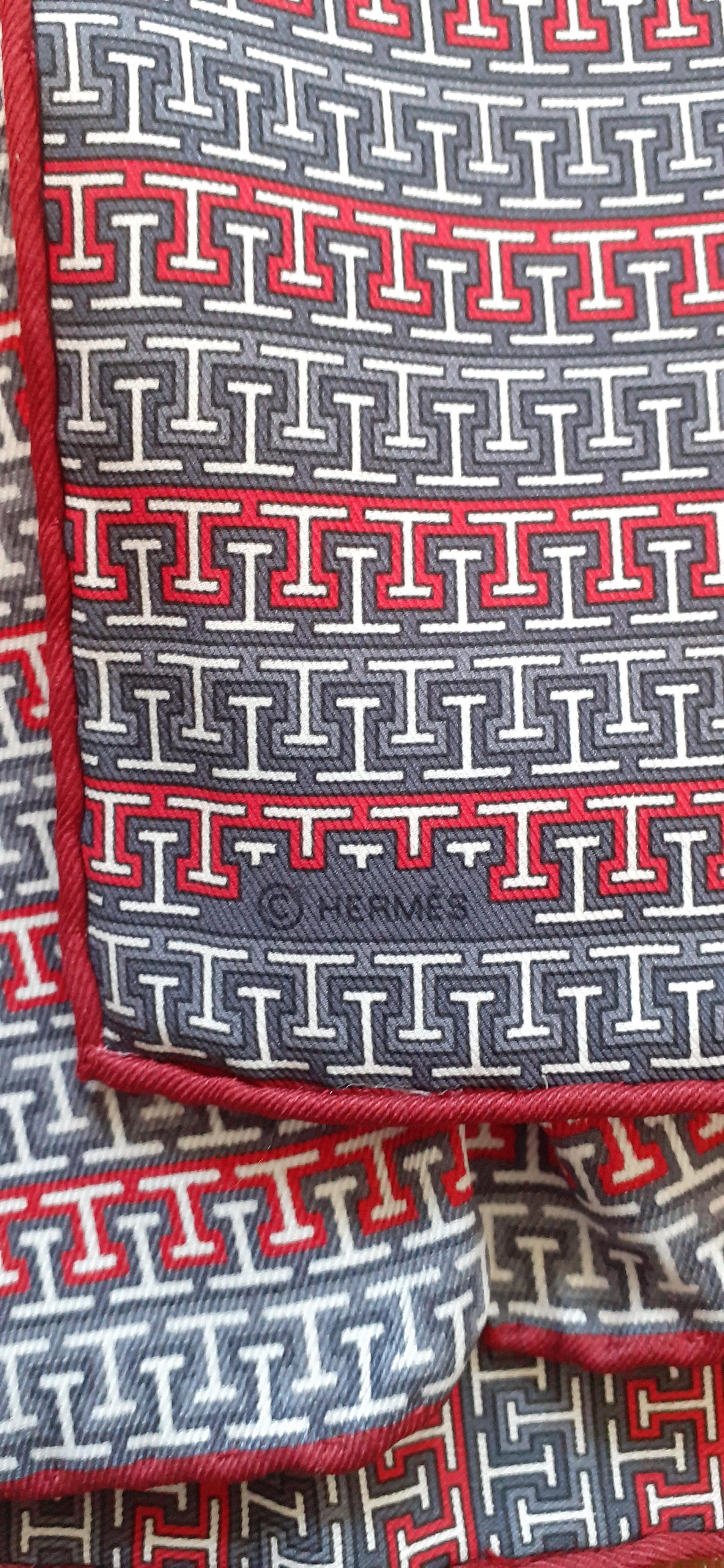 Women's or Men's Hermès Small Silk Scarf Pocket Square Gavroche Zip Red Grey 42 cm For Sale