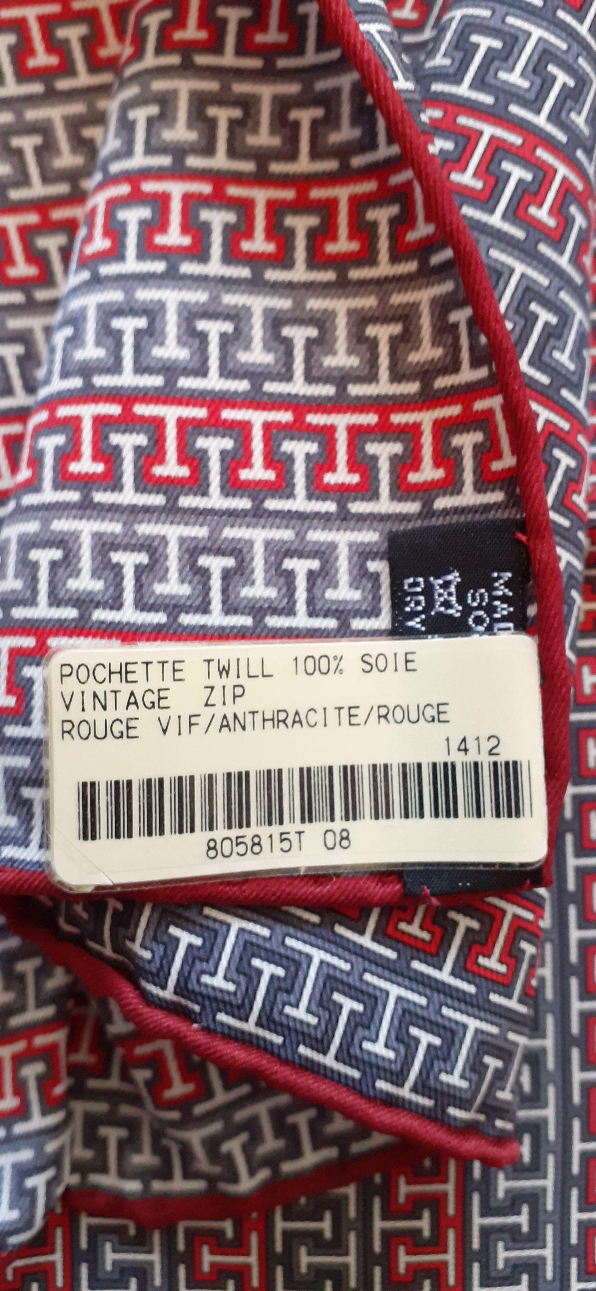 Hermès Petit Foulard en Soie Carré de Poche Gavroche Zip Rouge Gris 42 cm en vente 2
