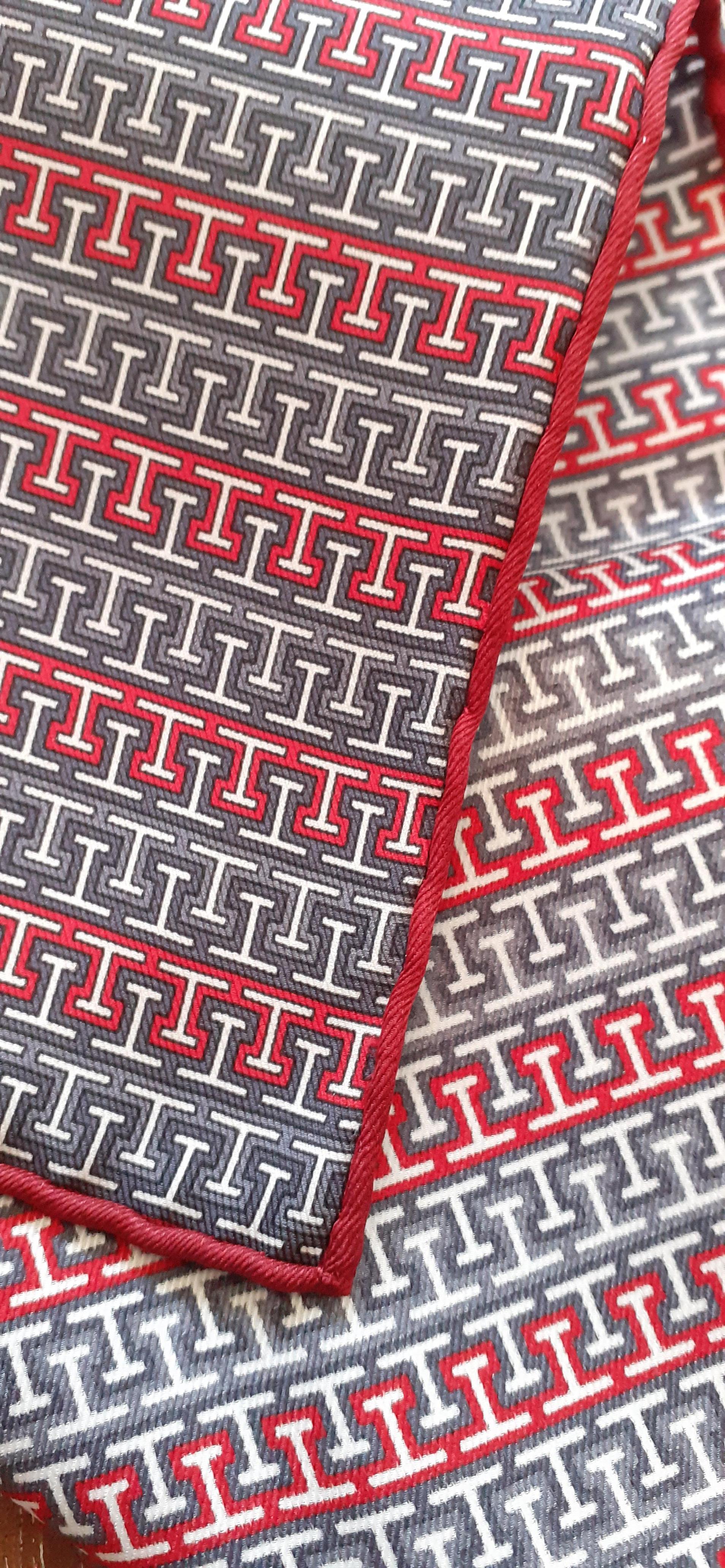 Hermès Small Silk Scarf Pocket Square Gavroche Zip Red Grey 42 cm For Sale 2