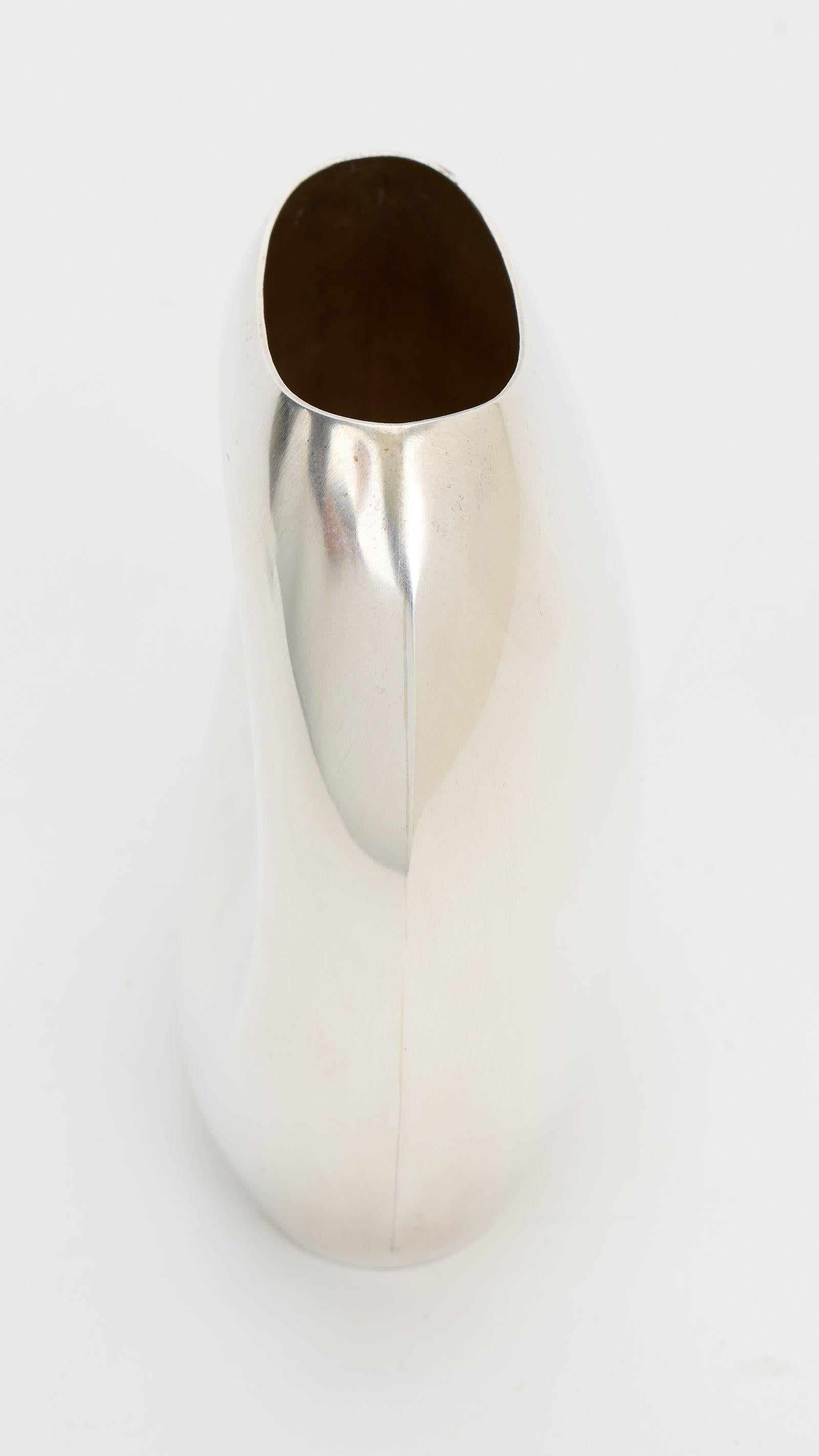 Hermès abstract silver plate small petal vase. Minor wear and scuffs. Top opening 1.5”.
Please refer to the last photo to see the same vase in the same shape  in glass and silver plate. Both available in other listings.