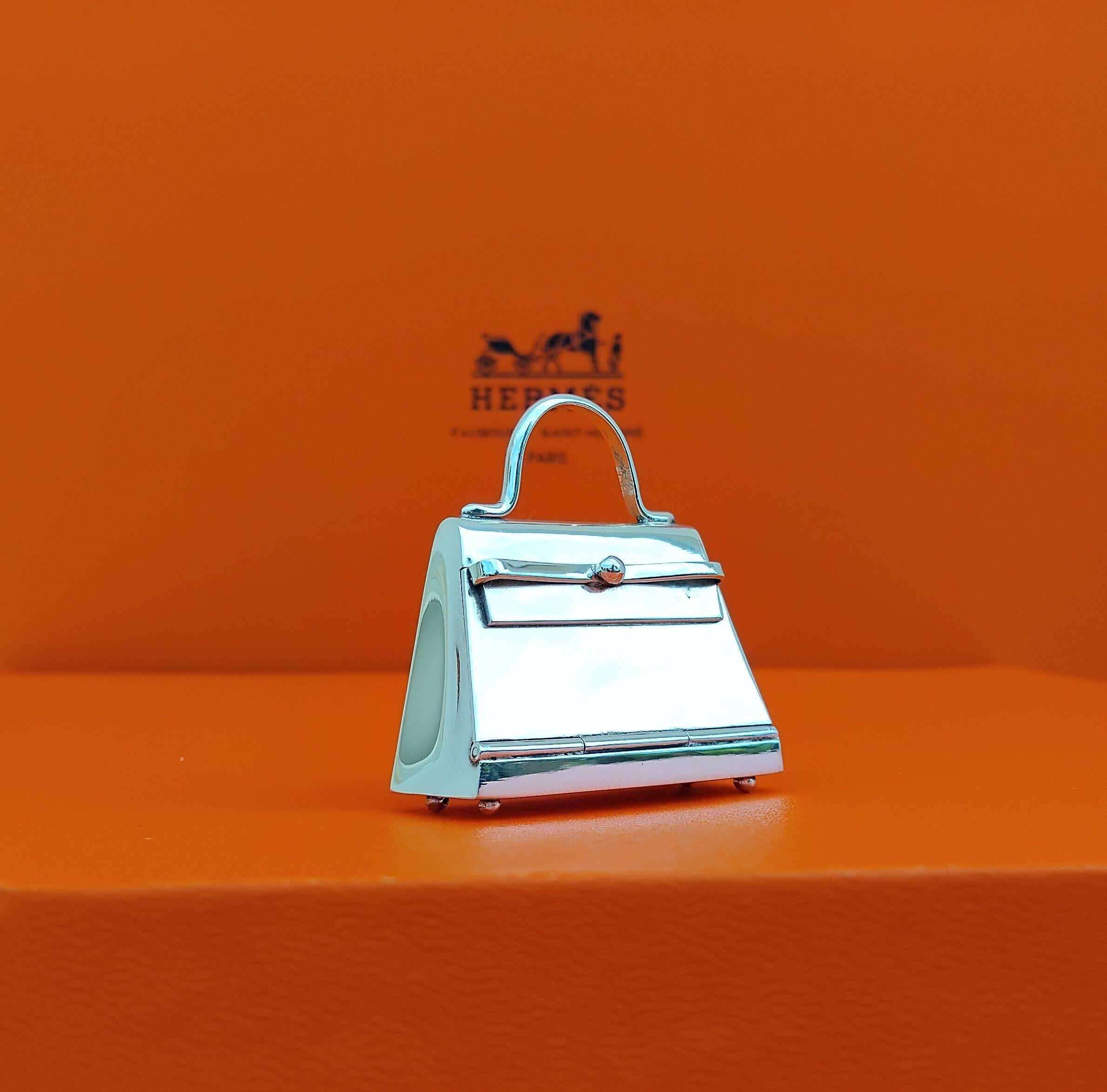 Hermès Smallest Kelly Bag Pill Box in Silver with Mirror In Good Condition In Corcoué Sur Logne, Loire-Atlantique