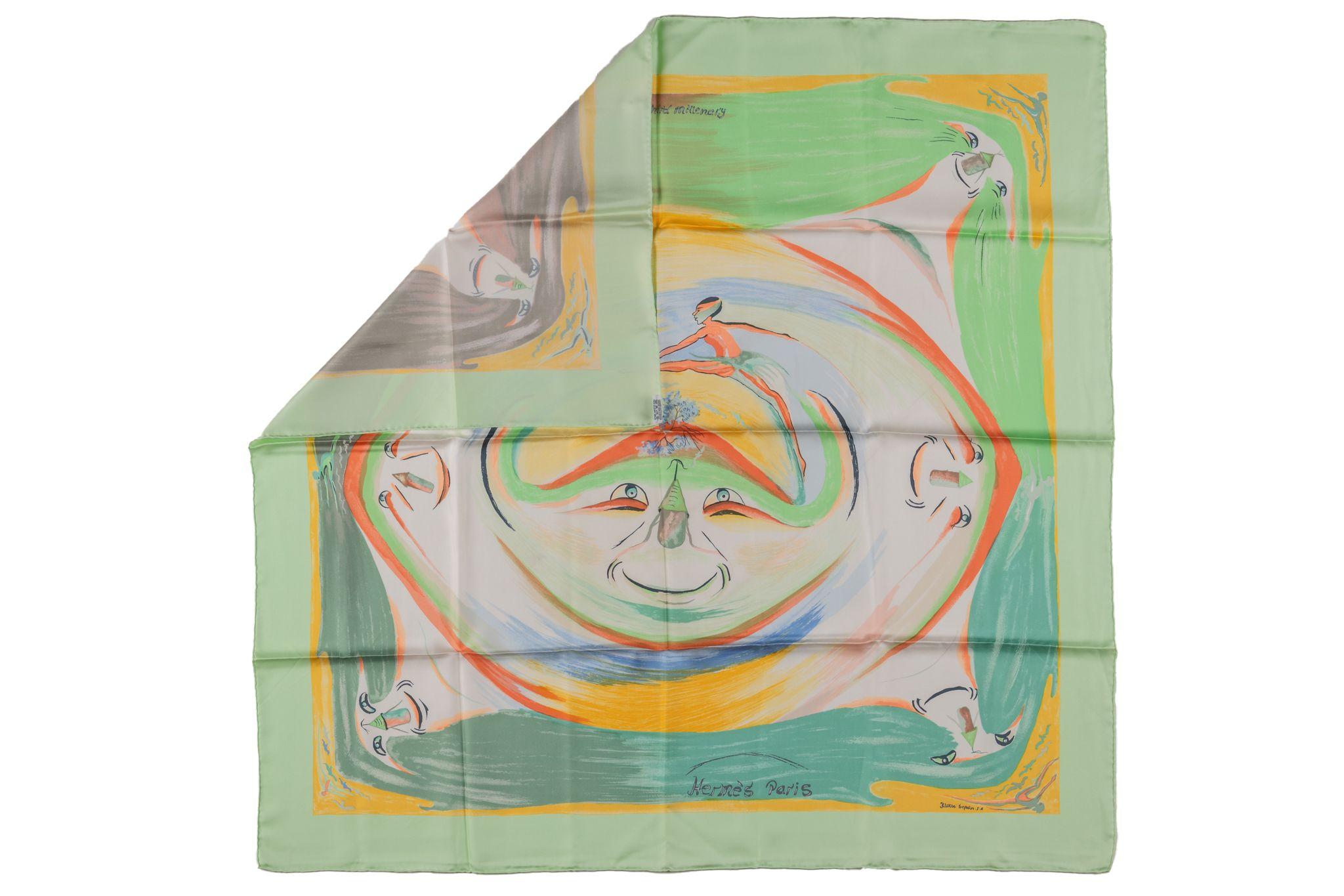 La sciarpa Hermès Sorrisi nel Terzo Millennio ribalterà il tuo cipiglio! Realizzata in seta al 100%, questa sciarpa presenta facce sorridenti in un arcobaleno di colori su uno sfondo giallo. Non è dotato di scatola.
