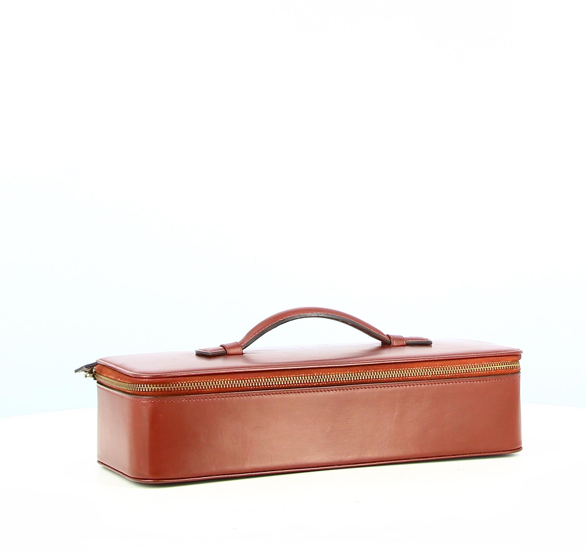 Hermes Smooth Leather Jewelry Box Burgundy
- Good condition, shows slight wear and tear over time
- Hermes burgundy jewelry box, golden zipper, small hanse
- The interior is in velvet burgundy, several parts to insert the jewelry
Packaging :