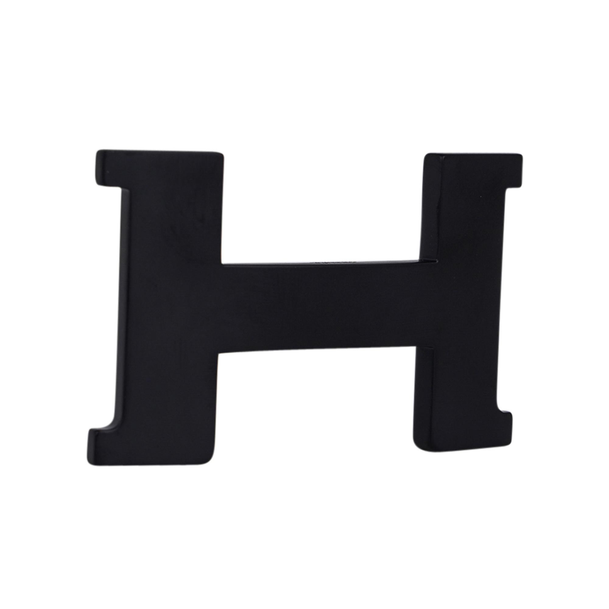 Mightychic offers an Hermes coveted reversible 38 mm So Black Constance H belt.
Reverses from Black Box to Black Togo.
Beautiful with So Black buckle.
The So Black is a rare combination!
Signature HERMES PARIS MADE IN FRANCE is stamped on the