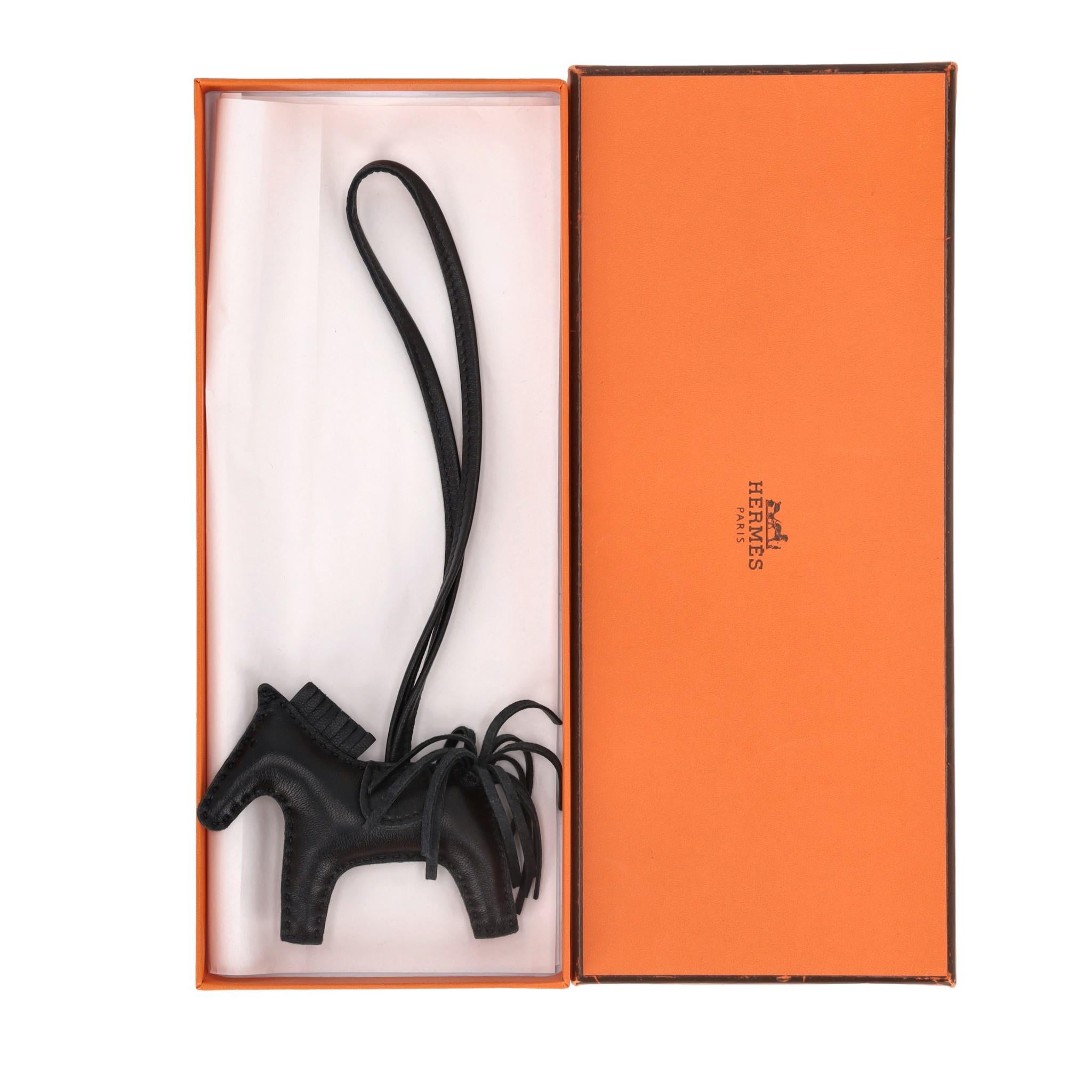 Brand New - Hermes So Black Rodeo Pegasus Leather Bag Charm

Pegasus Rodeo bag charm is in Black Milo lambskin leather.

Size - PM

Condition - Brand New

Composition - Leather

Comes With -  Original Box