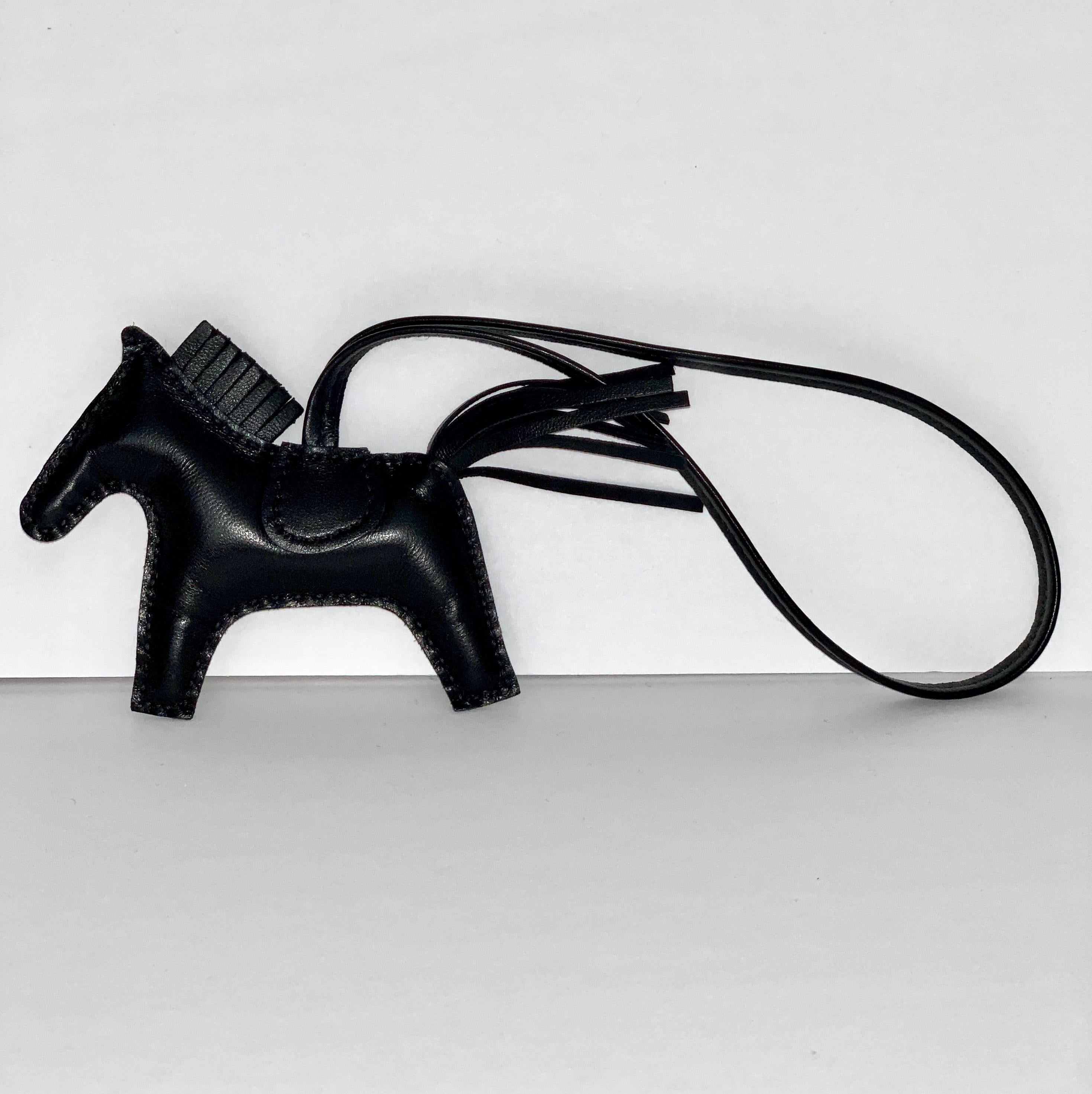 Hermes
So Black..everyone wants! 
This charm is RARE to find in the PM , smaller size.
Rodeo Grigri Leather Horse Charm
Double sides
Brand new
Hermes Gift Box, Tissue and Ribbon included
PM Mini Size
Approx size: 3.5