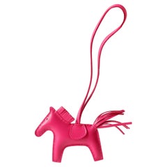 Charm per la borsa Rodeo in pelle rosa di Hermès
