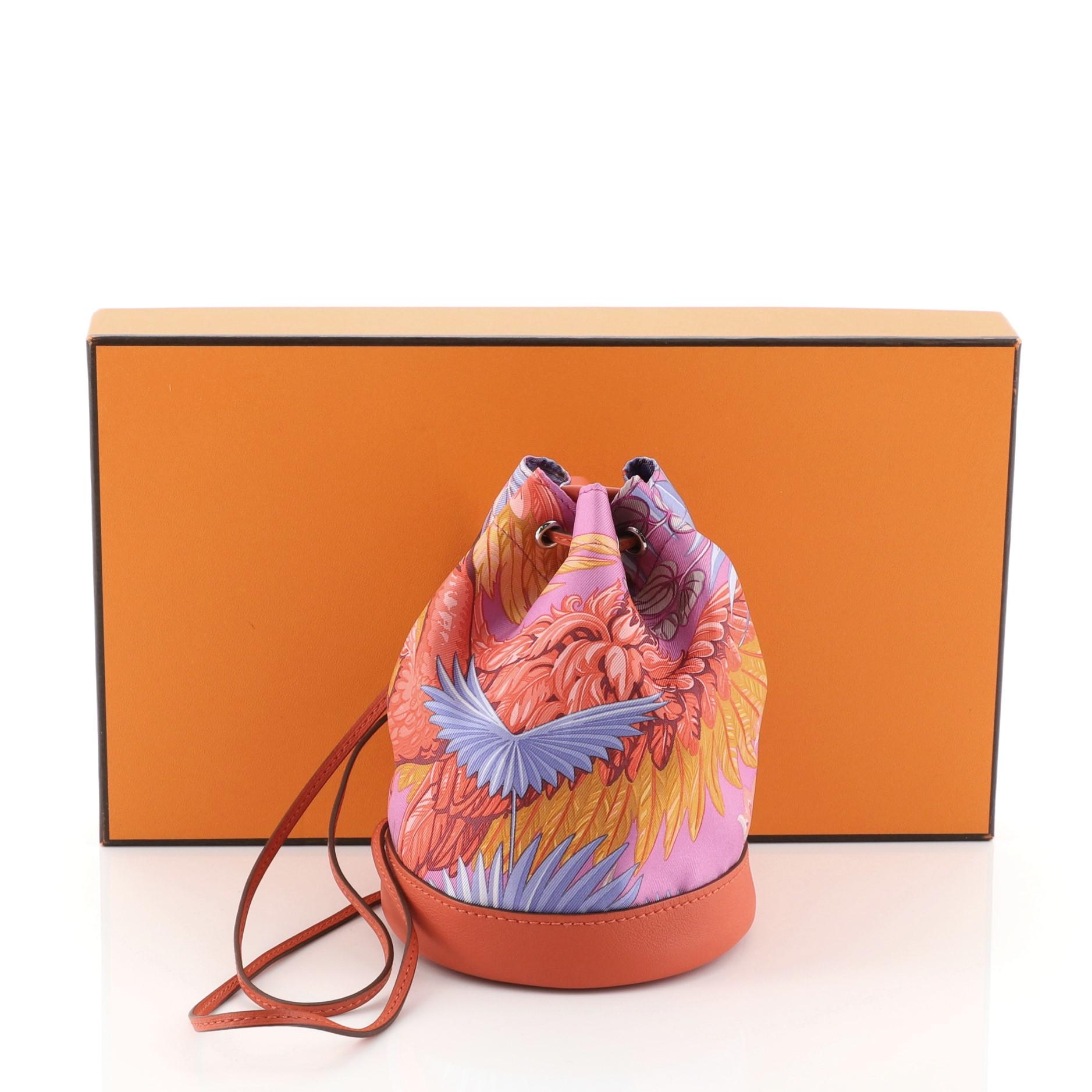 This Hermes Soie Cool Handbag Printed Silk and Calfskin Small, crafted from Capucine Swift leather and Multicolor Silk, features dual leather straps and palladium hardware. Its drawstring closure opens to a Multicolor Silk interior. Date stamp