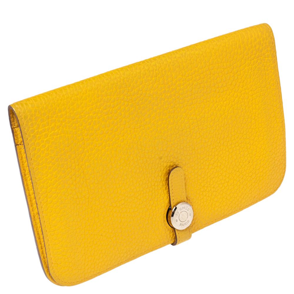Break the usual, conventional style monotony by adding pieces like these to your designer collection. From the House of Hermes, this Dogon Duo wallet is a must-have accessory. Yellow Soleil Togo leather is utilized to craft this fine piece.