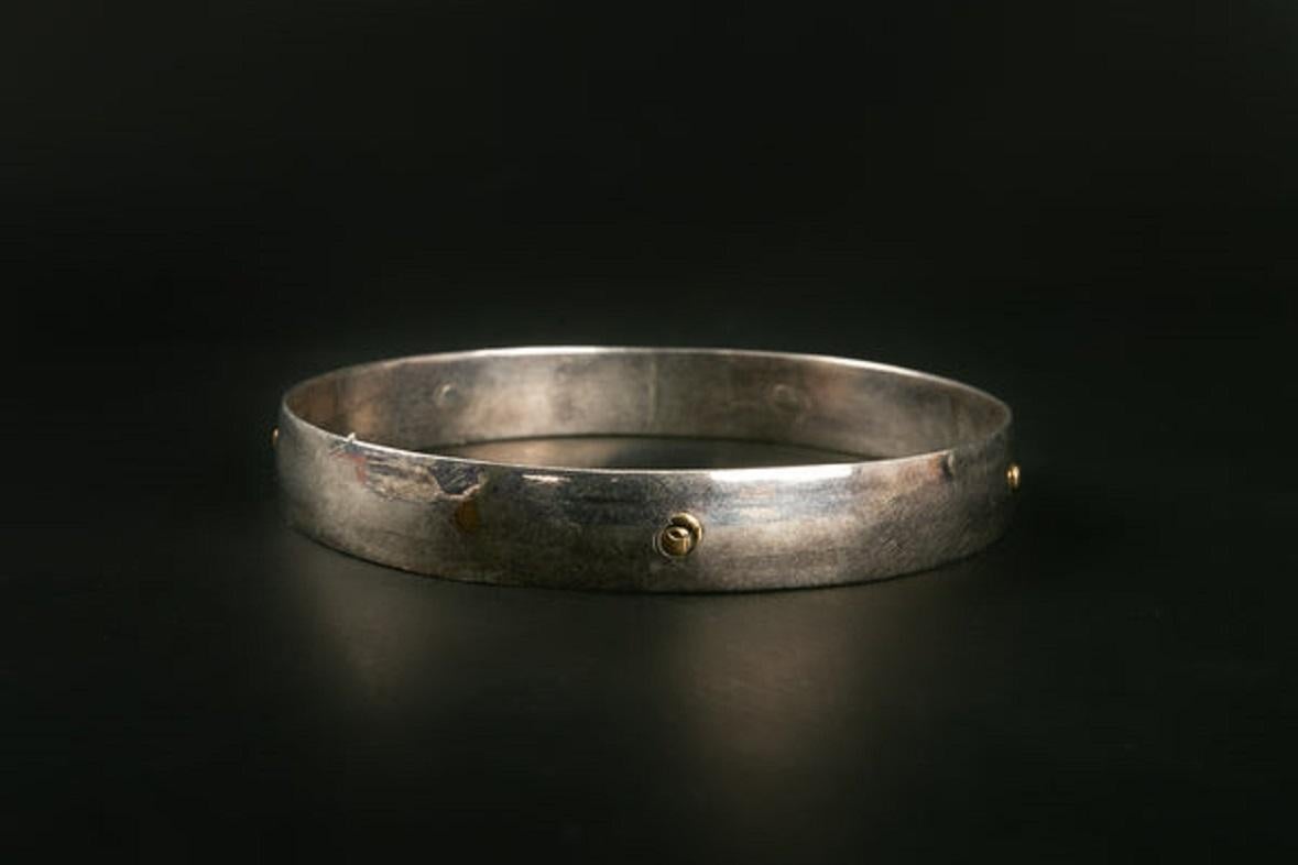 Hermes (Made in France) Solid silver bangle with hallmark.

Additional information:
Dimensions: Circumference: 22 cm (8.66