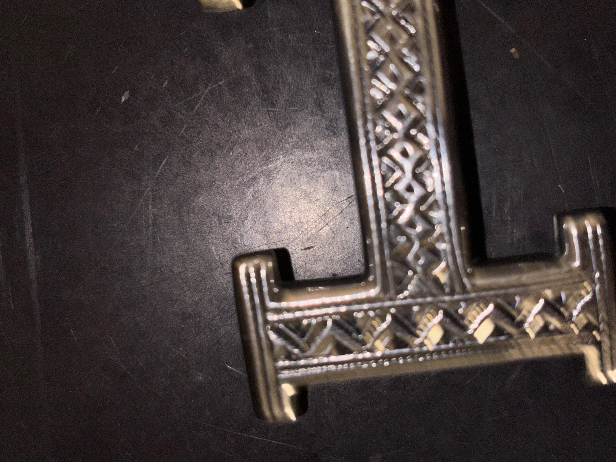 La collezione Touareg incorpora intricati dettagli intagliati a mano, creando pezzi unici progettati da artigiani nigeriani. Ogni pezzo è firmato dall'artigiano locale e contiene motivi unici per ciascuno.


Descrizione: Fibbia per cintura Touareg