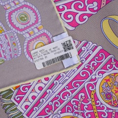 Hermes Sous l'Egide de Mars Wash Scarf Gris Nacre / Rose / Vert Silk 90 cm