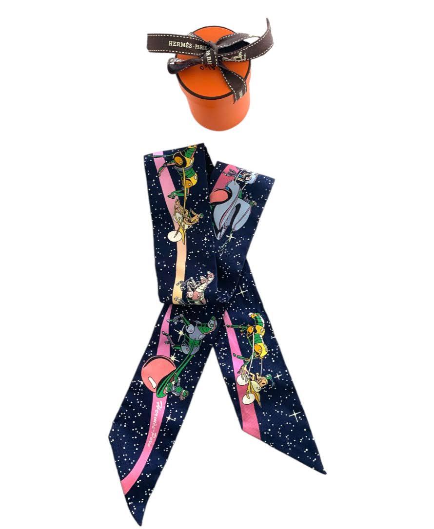 Twilly in silk (100% silk).

Excellent Condition (as new)
Original Box

This small silk accessory can be tied infinite ways, bringing a whimsical touch to your everyday look!

Made in France

Designed by Ugo Bienvenu

Dimensions: 5 x 86 cm
