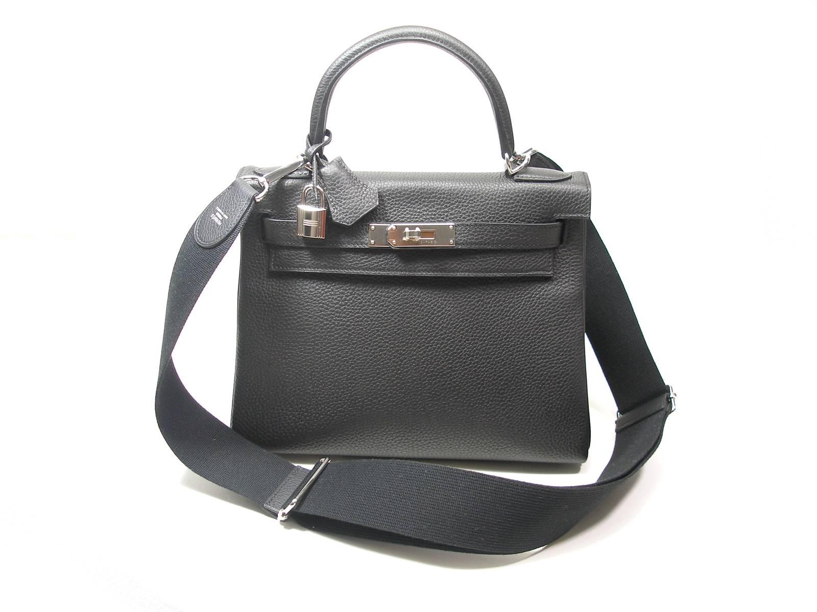 RARE PIÈCE , difficulte to find , only on order with waiting .
Hermes Kelly Bag Retouné 28 cm 
Absoluty Brand New 
Condition : 10/10
Plastic is still on hardware 
Colour:  black & bleu indigo
Black Togo leather outside and  Bleu indigo Chèvre inside