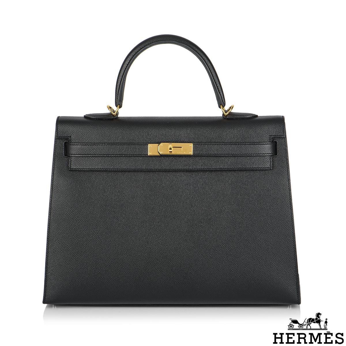 Eine wunderschöne Hermès Kelly 35cm Tasche. Das Äußere dieser Special Order Kelly zeichnet sich durch einen Sellier-Stil in schwarzem Veau-Epsom-Leder aus. Das noirfarbene Leder wird durch goldene Beschläge und farblich abgestimmte Nähte ergänzt.