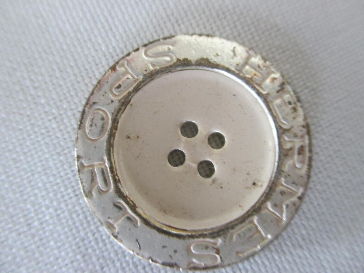 Hermes Sport vintage silver tone buttons, old stock.
Size 2 cm/ inch 0.78
19 pieces
Condition : Vintage with some wear (see photos) 

Please note that vintage items are not new and therefore might have minor imperfections