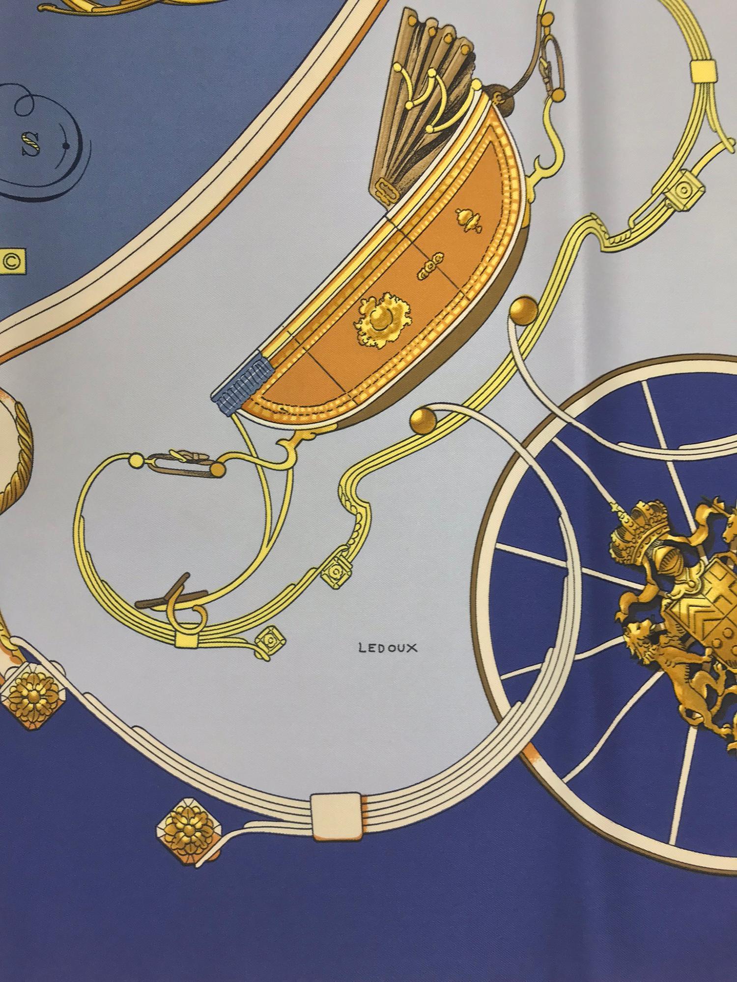 Hermes Springs Seidentwillschal von Philippe Ledoux, ca. 90cm x 90cm aus den 1970er Jahren.
Interessanterweise ist die kleine Kutsche, die in der Mitte dieses klassischen Hermes-Schals abgebildet ist, die Kutsche, die von Carolina Bonaparte für die