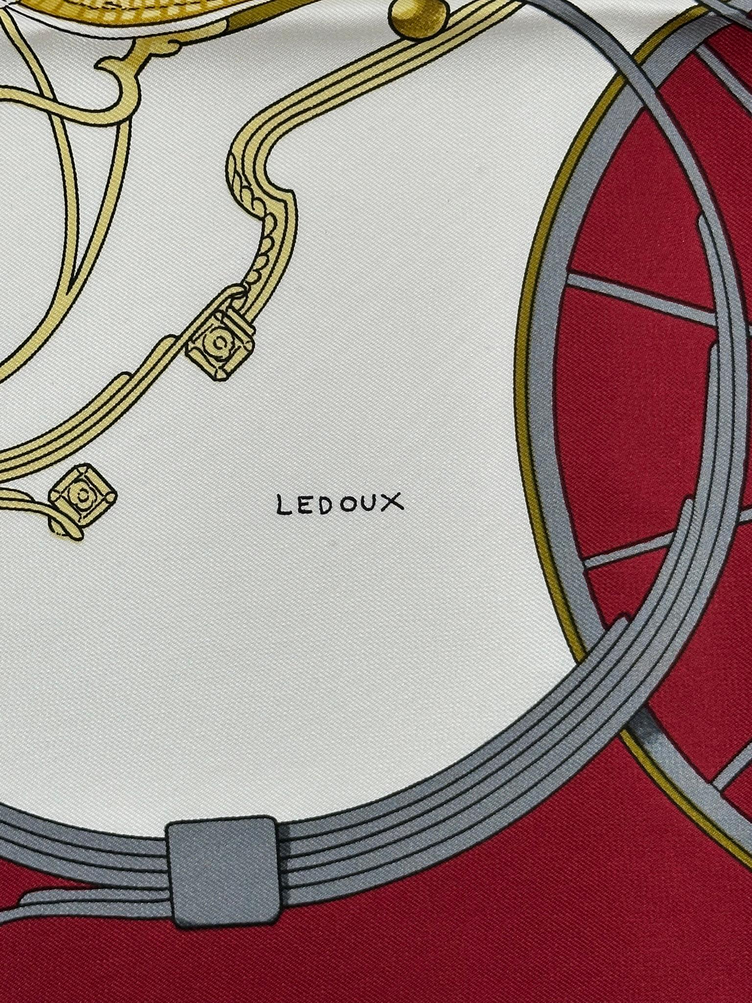 Foulard Hermes Springs in twill di seta bordeaux e crema di Philippe Ledoux, disegnato originariamente per Hermes nel 1974. Le bellissime carrozzerie storiche e le rispettive molle, che sono ammortizzatori, sono illustrate in tutta la sciarpa. Bordo