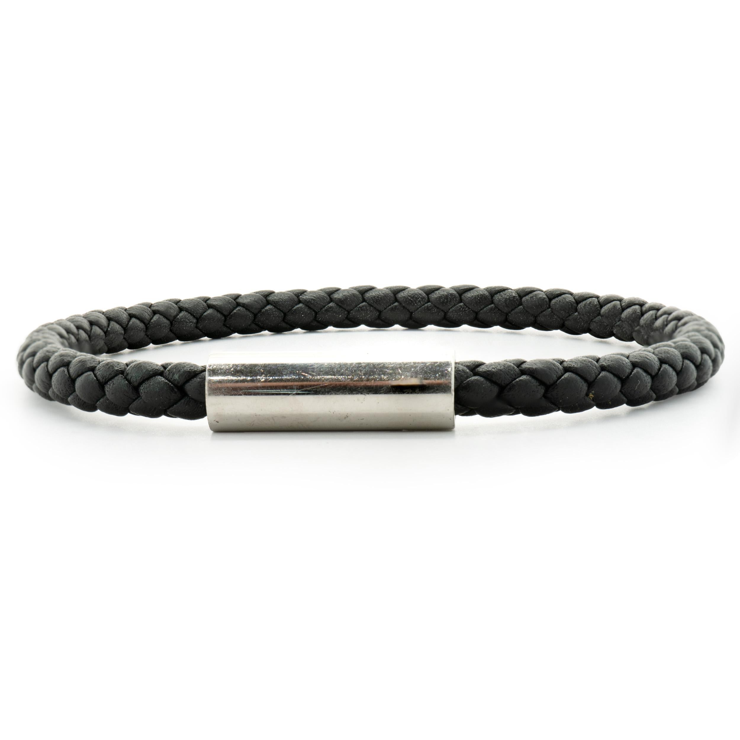 Designer: Hermes
MATERIAL: Edelstahl und Leder
Abmessungen: Das Armband passt an ein Handgelenk von bis zu 7 Zoll
Gewicht: 7,65 Gramm