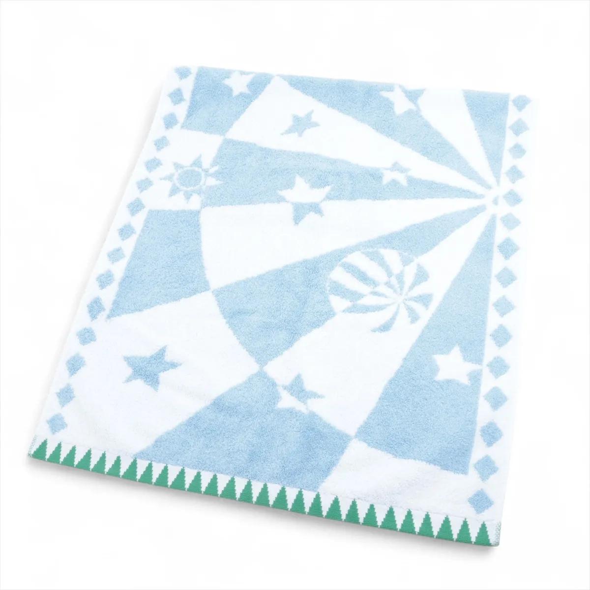 L'asciugamano Hermès Star in cotone Blue x Green è un accessorio lussuoso e vivace che combina il comfort con l'eleganza della firma. Realizzato in morbido cotone di alta qualità, presenta un'audace fantasia a stelle nei toni del blu e del bianco,