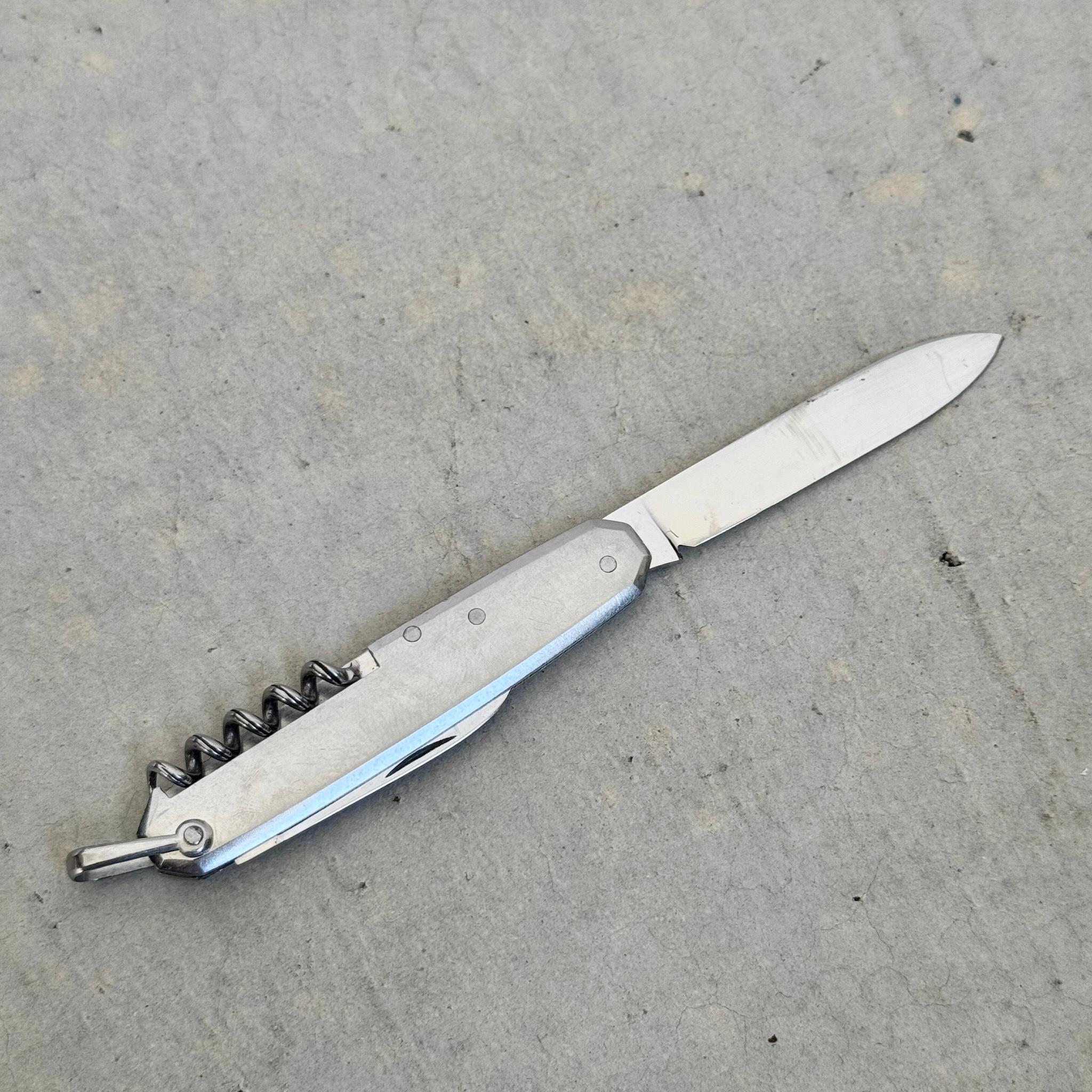 Ouvre-bouteille multi-outils en acier Hermés, 1980 France en vente 1