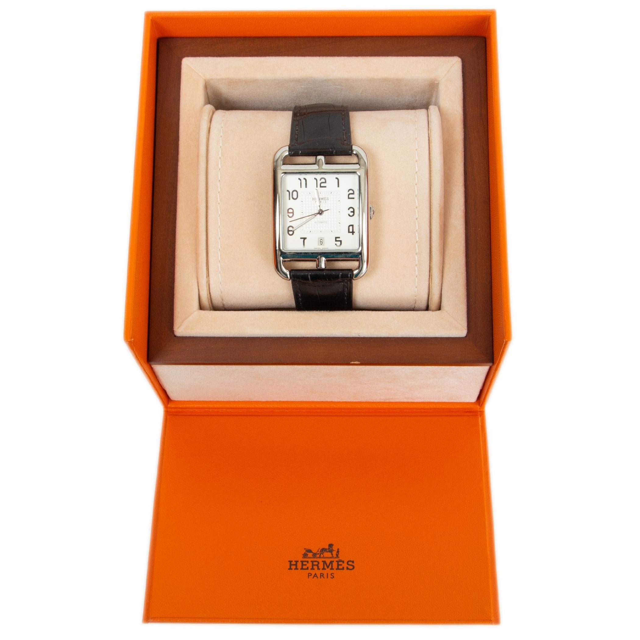100% authentic Hermès Cape Cod 33mm polished stainless steel case watch. Black alligator leather strap with a steel folding clasp. Opaline silvered dial, central stamped motif. Anti-glare sapphire crystal and case-back. Opaline silvered dial,