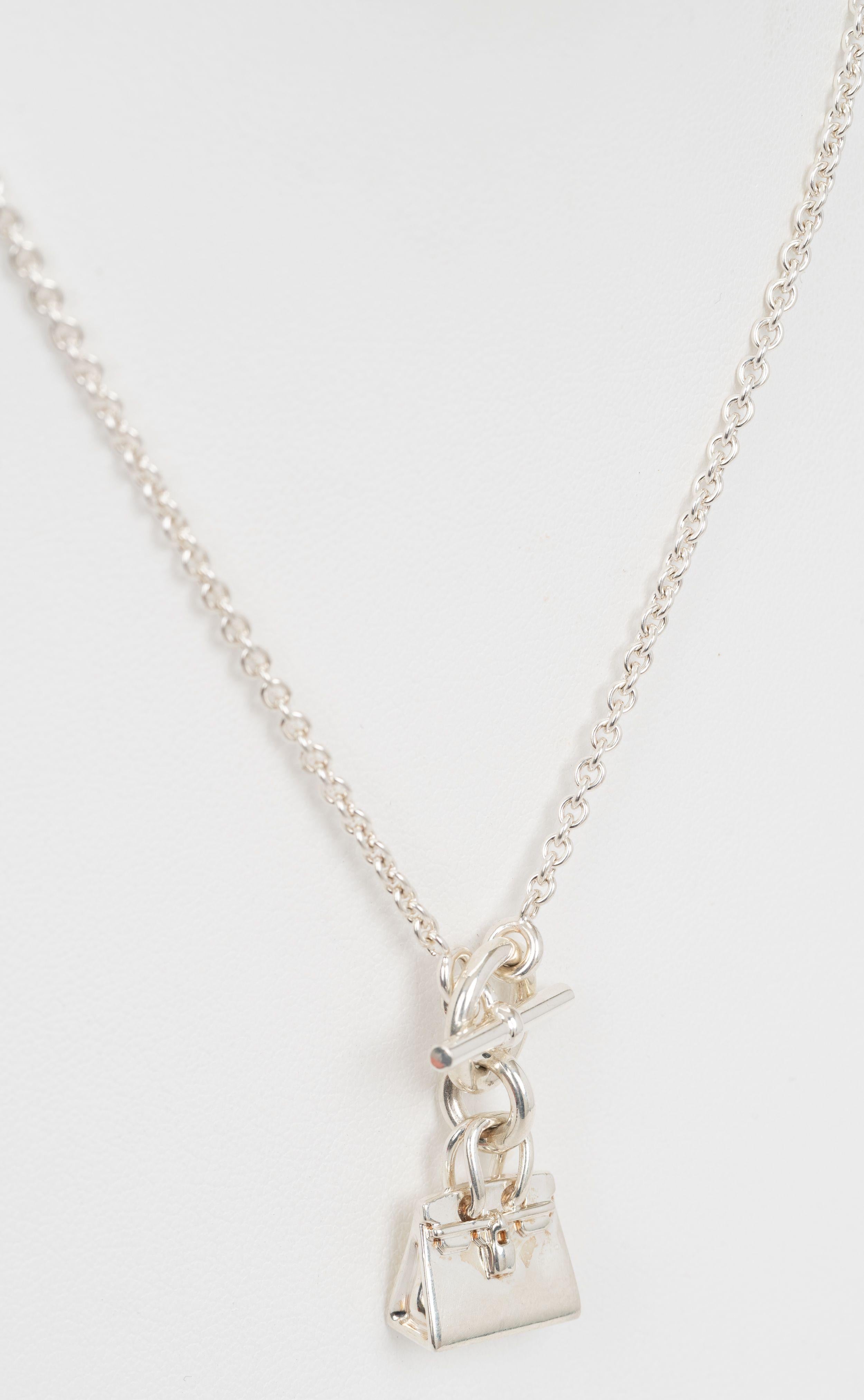 La collana con ciondolo Kelly Amulette di Hermes presenta un ciondolo Kelly di 5/8
