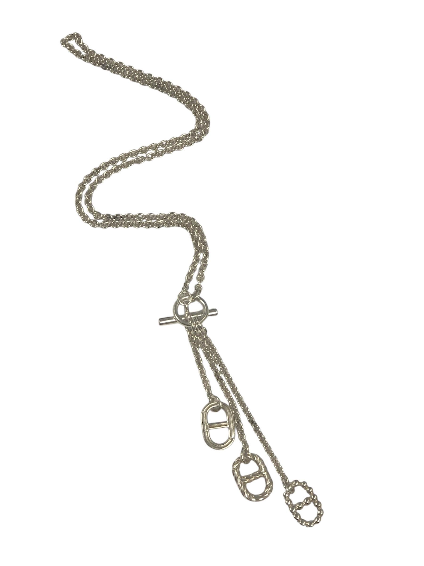 Circa 2010 Hermes paris, Collana in argento Sterling Chain d' Ancre, disegnata con l'iconico motivo Hermes con alamari e 3 maglie pendenti dal design diverso, una catena a maglie spesse 1,9 M.M. con chiusura a Toggle e una parte inferiore con pezzi