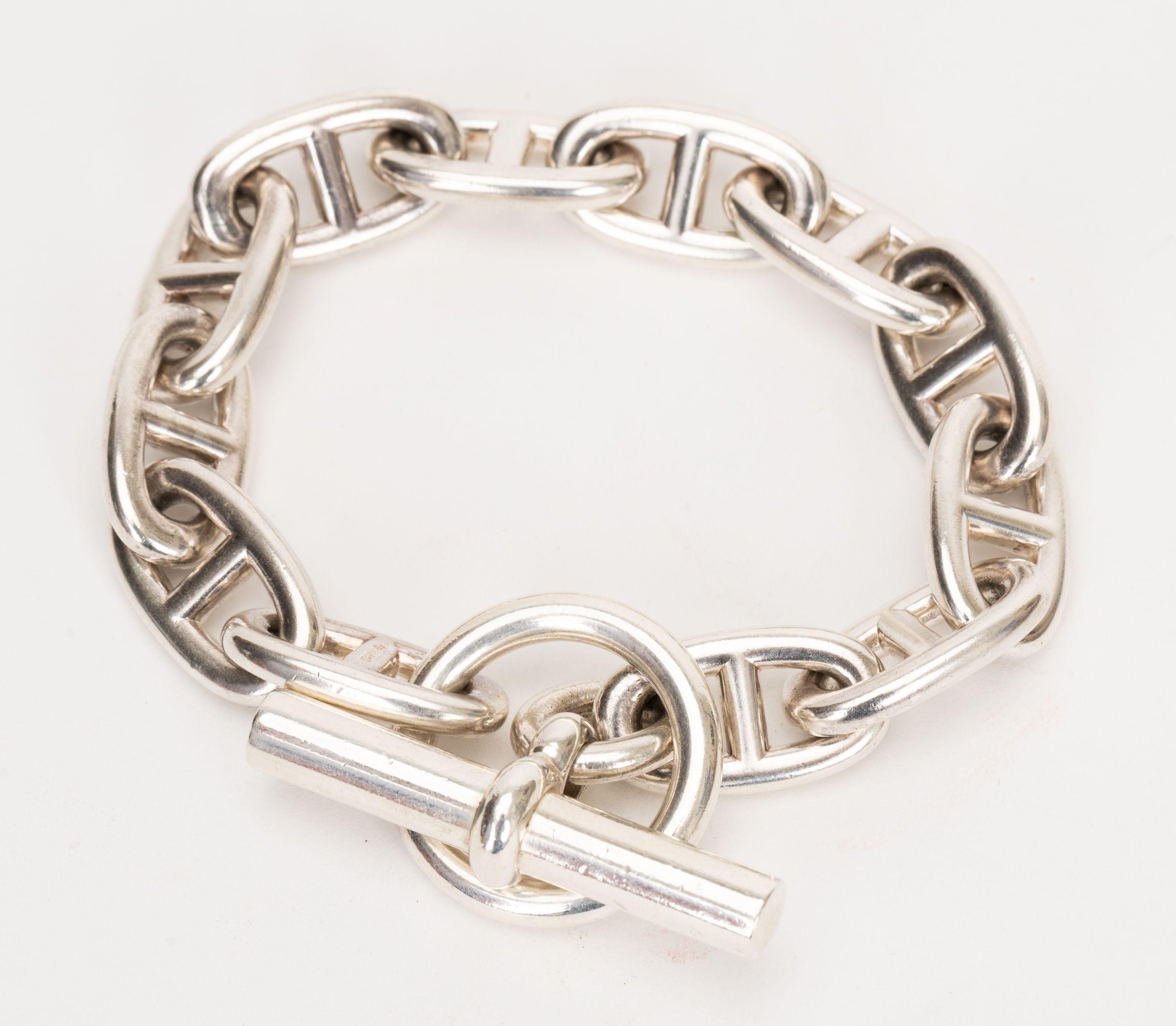 Il bracciale Chaine D'Ancre di Hermes in argento sterling è caratterizzato da maglie a incastro con chiusura a barretta e alamari. Questo pezzo è classico e senza tempo. Viene fornito con la scatola originale.