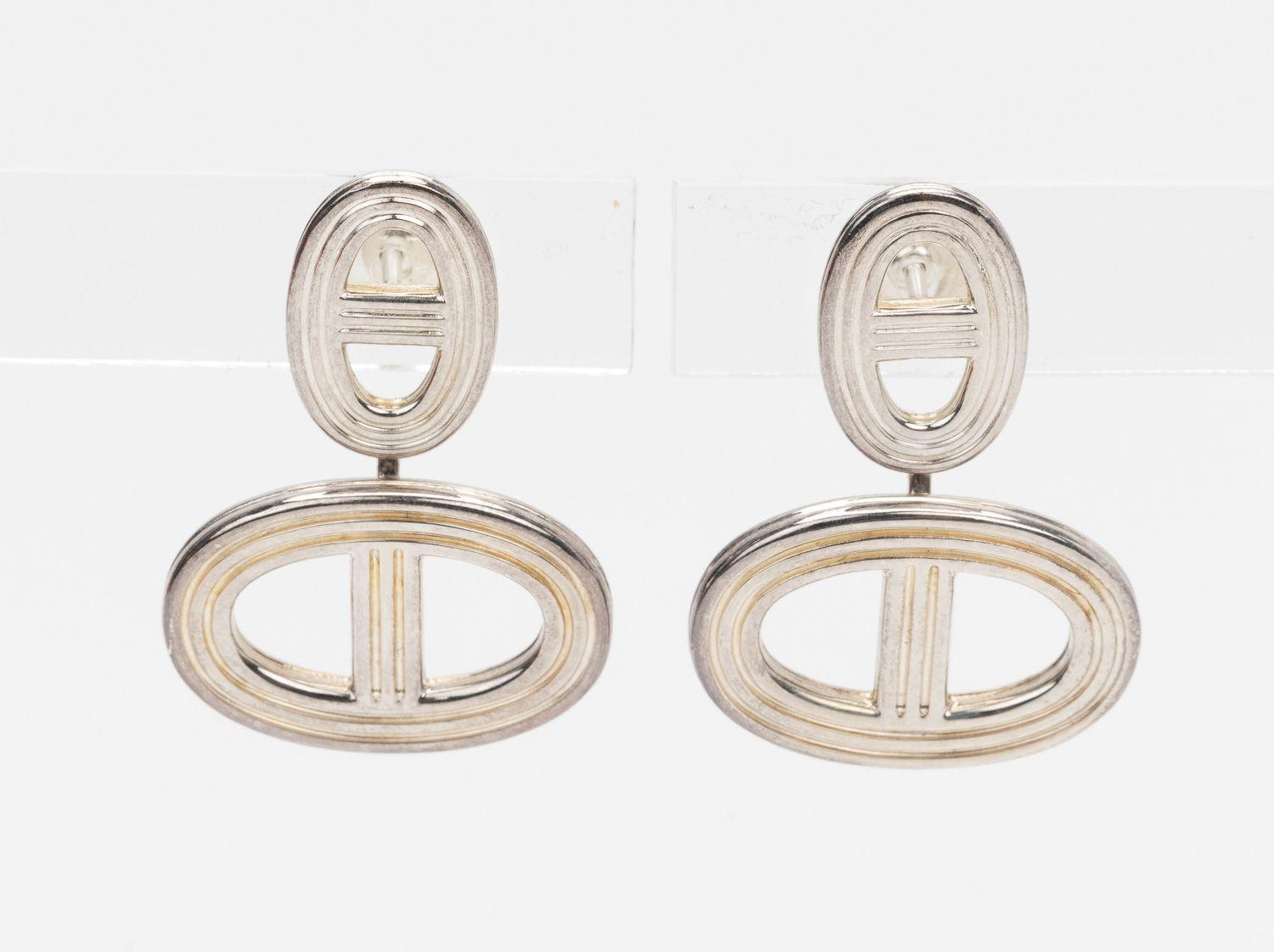 Boucles d'oreilles Hermès Chaine D'Ancre. Fabriquées en Italie, ces élégantes boucles d'oreilles en argent 925 présentent la forme unique de la chaîne Hermès et se ferment à l'aide d'un fermoir de type 