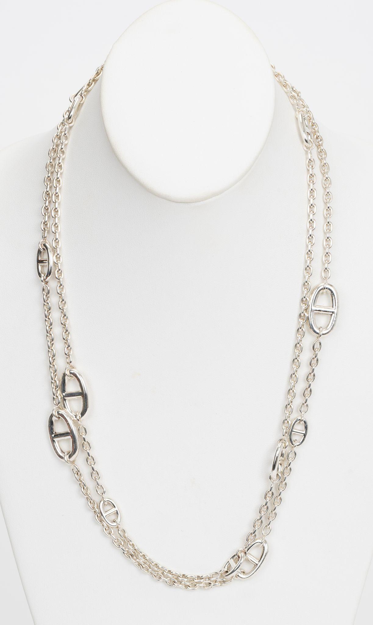 Lange Hermes Farandole-Halskette mit dem kultigen Chaine d'Ancre-Motiv. Kann doppelt gewickelt getragen werden, die Gesamtlänge beträgt 160 cm. Kommt mit Original-Schmuckkästchen.