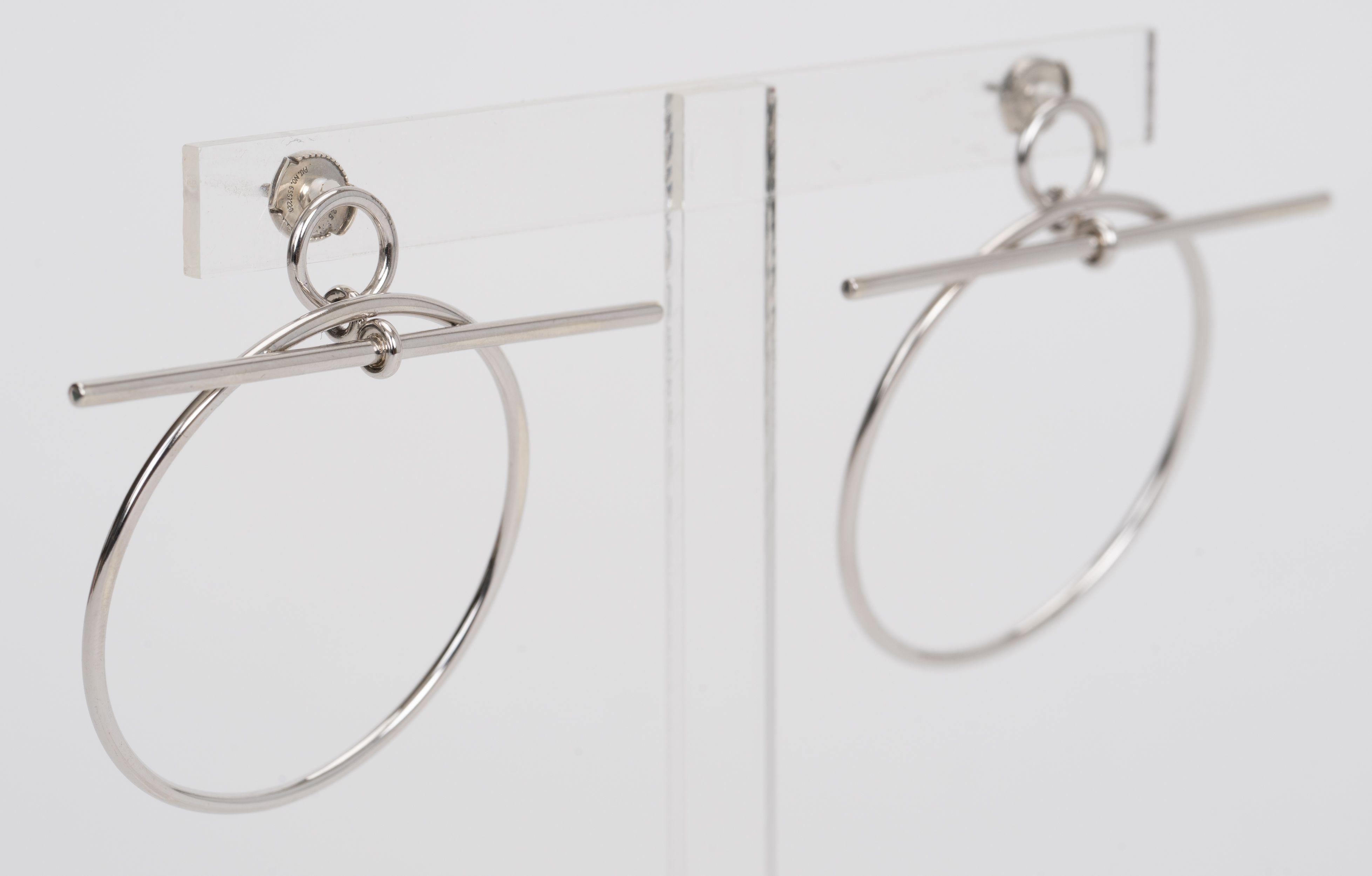 The Hermes Loop Earrings in medium are made from sterling silver and feature a toggle clasp. The earrings feature a minimalist and graphic style. Serial number. 925 silver stamp. Come with velvet pouch.