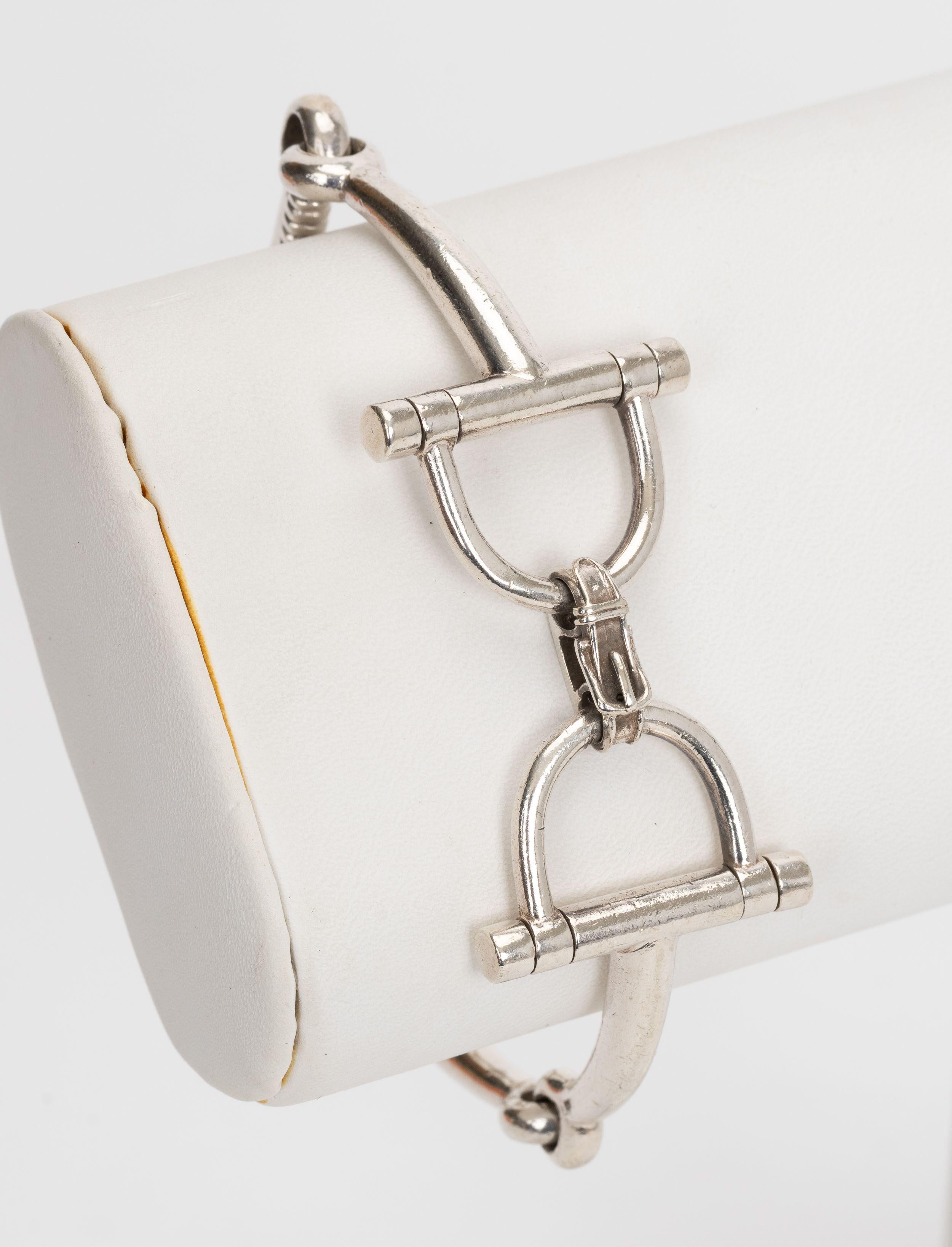 Le bracelet mors de cheval Hermès en argent sterling présente une alternance de mors de cheval et de maillons à boucle. Livré avec sa pochette d'origine.