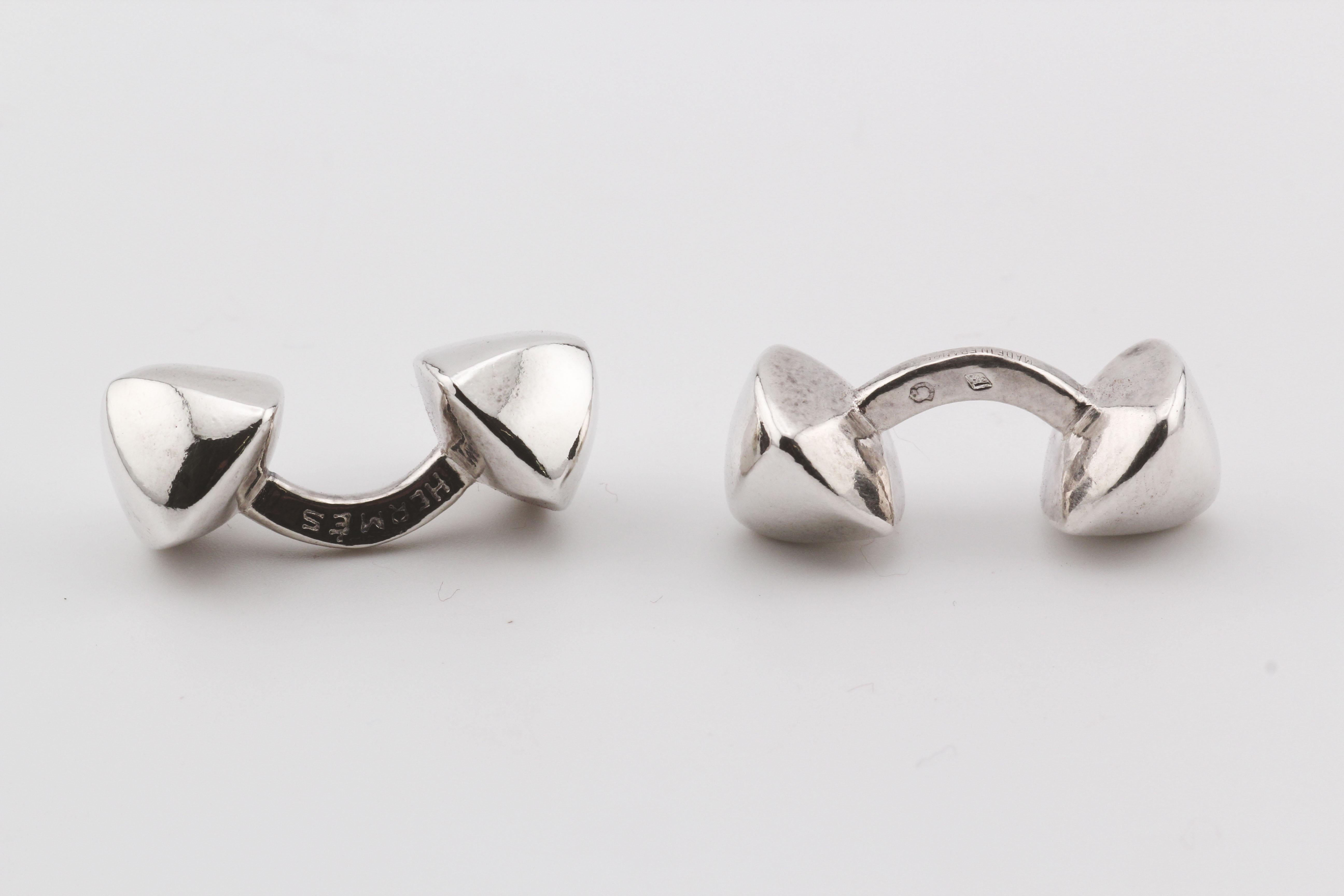 Les boutons de manchette CDC Dumbbell en argent sterling d'Hermès témoignent d'une élégance et d'une sophistication intemporelles, illustrant l'attachement de la marque à l'artisanat et à l'esthétique raffinée. Conçus comme un clin d'œil à la