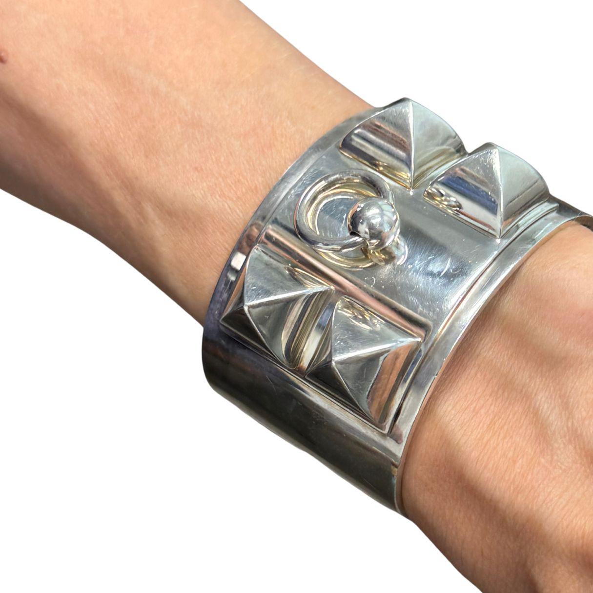 Ce bracelet Hermès est issu de la collection Collier de Chien (CDC), qui a été lancée à la fin des années 1920 mais qui est devenue une icône durable de la maison à partir des années 1940. 

Ce bracelet manchette Collier de Chien Hermès est réalisé
