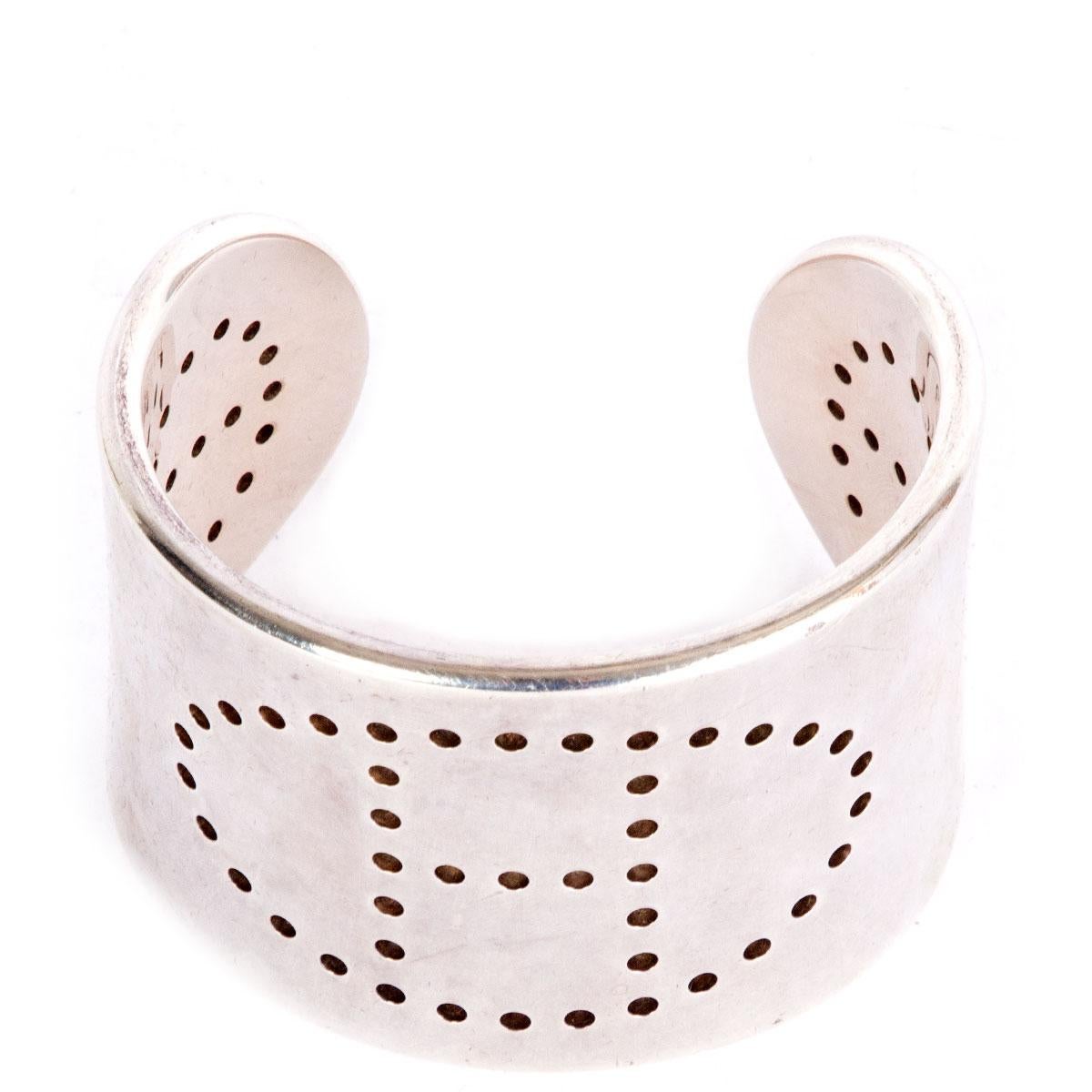 100% authentic Hermes Eclipse H cuff bracelet in Sterling Silver 925/1000. Has been worn with a few scratches and dents. Overall in very good condition. 

Tag Size SM
Size SM
Width 4cm (1.6in)
Length 14.5cm (5.7in)
Circumference 13cm (5.1in)

All