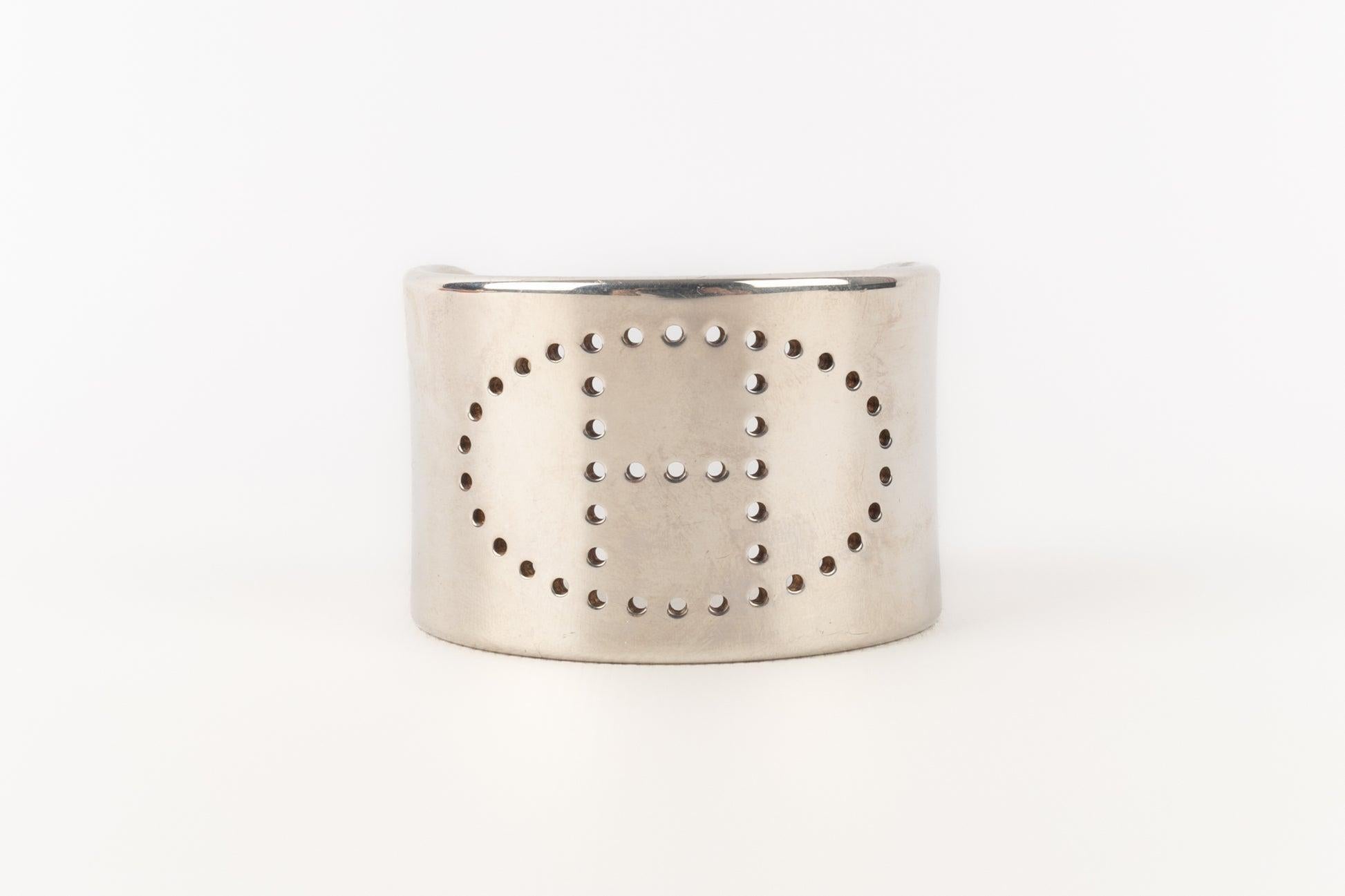 HERMÈS - 925 sterling silver flat bangle bracelet with an 'H' openwork and two pierced anchor-chain links.

Additional information:
Condition: Very good condition
Dimensions: Length: 13 cm - Opening: 2.5 cm

SKU:BRA128