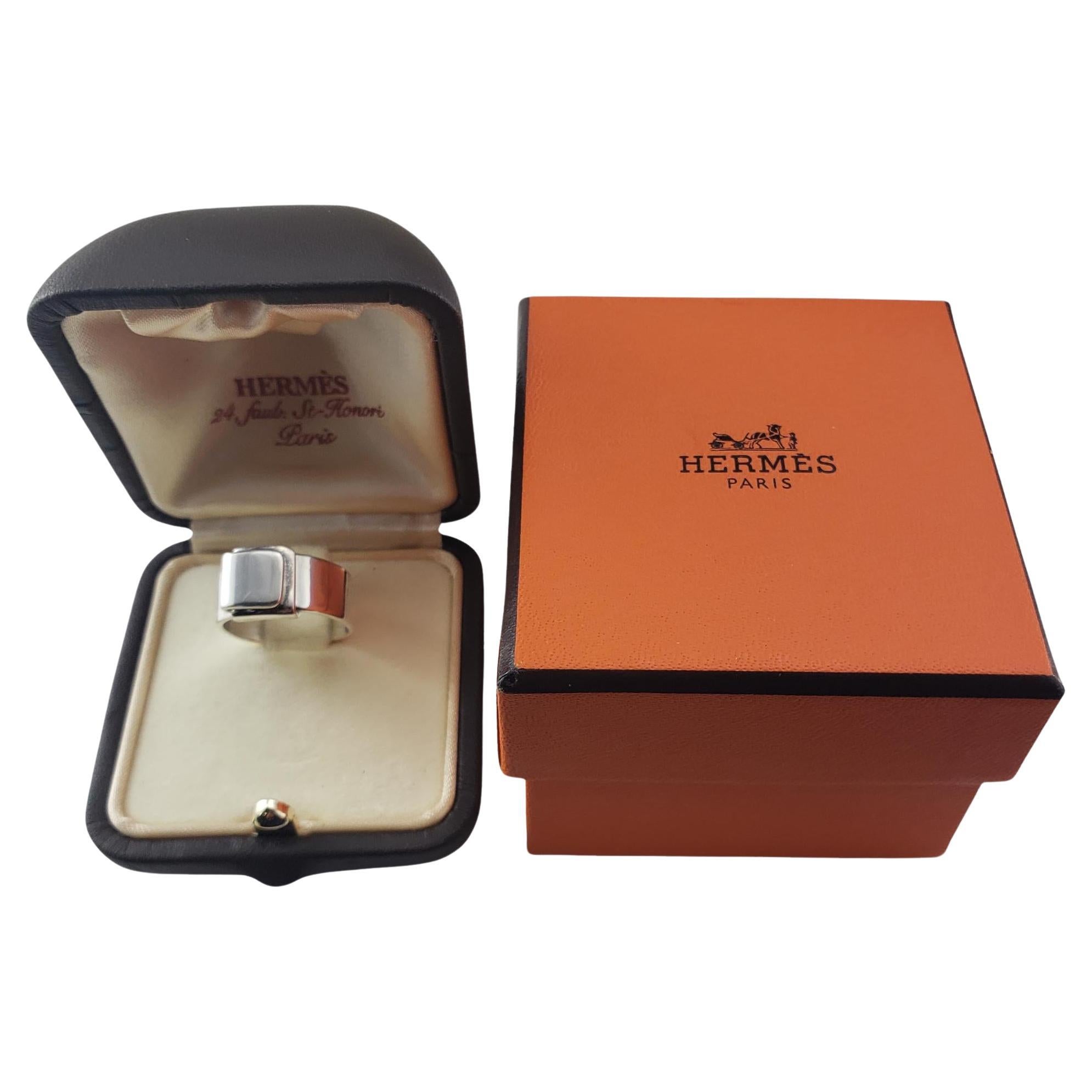 Hermes Sterling Silver Folding Band Ring Size 6-

This elegant band by Hermes is crafted in meticulously detailed sterling silver.  

Width: 10 mm.  Shank: 7 mm.

Hallmark:  HERMES  925  54

Ring Size: 6

Weight:  5.1 dwt. / 7.9 gr.

Very good