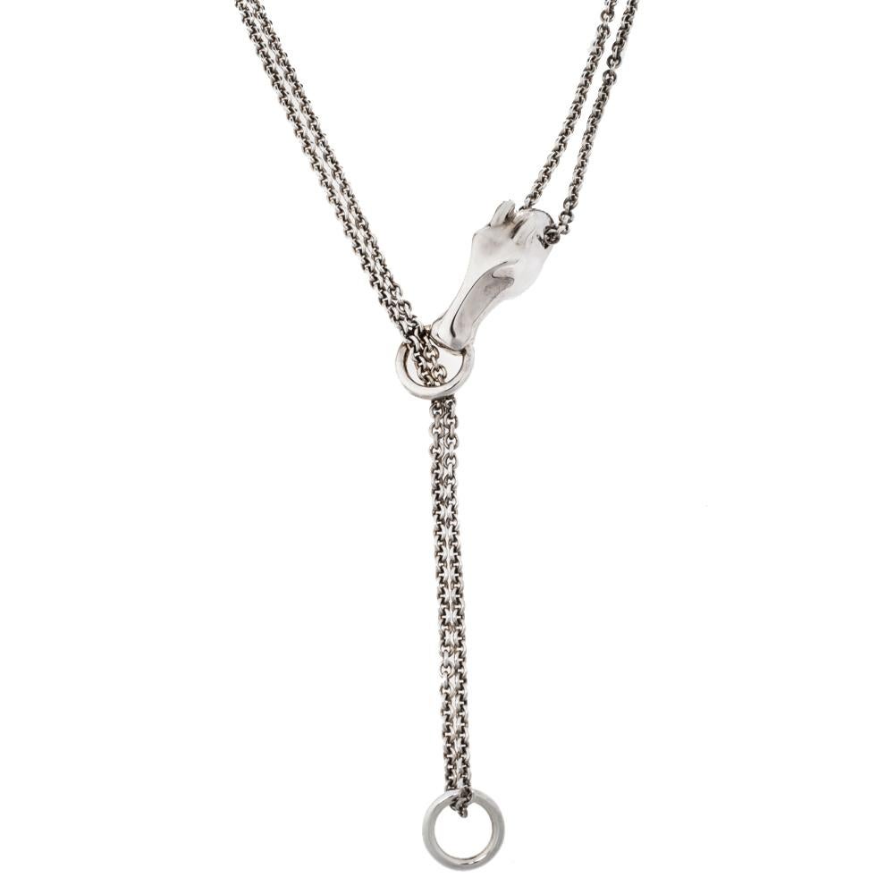 A subtle necklace to complete that exquisite ensemble, this Hermes Galop necklace is superbly brilliant. It comes crafted in sterling silver featuring a horse motif and toggle fastening. It can be worn with daily casual or formal