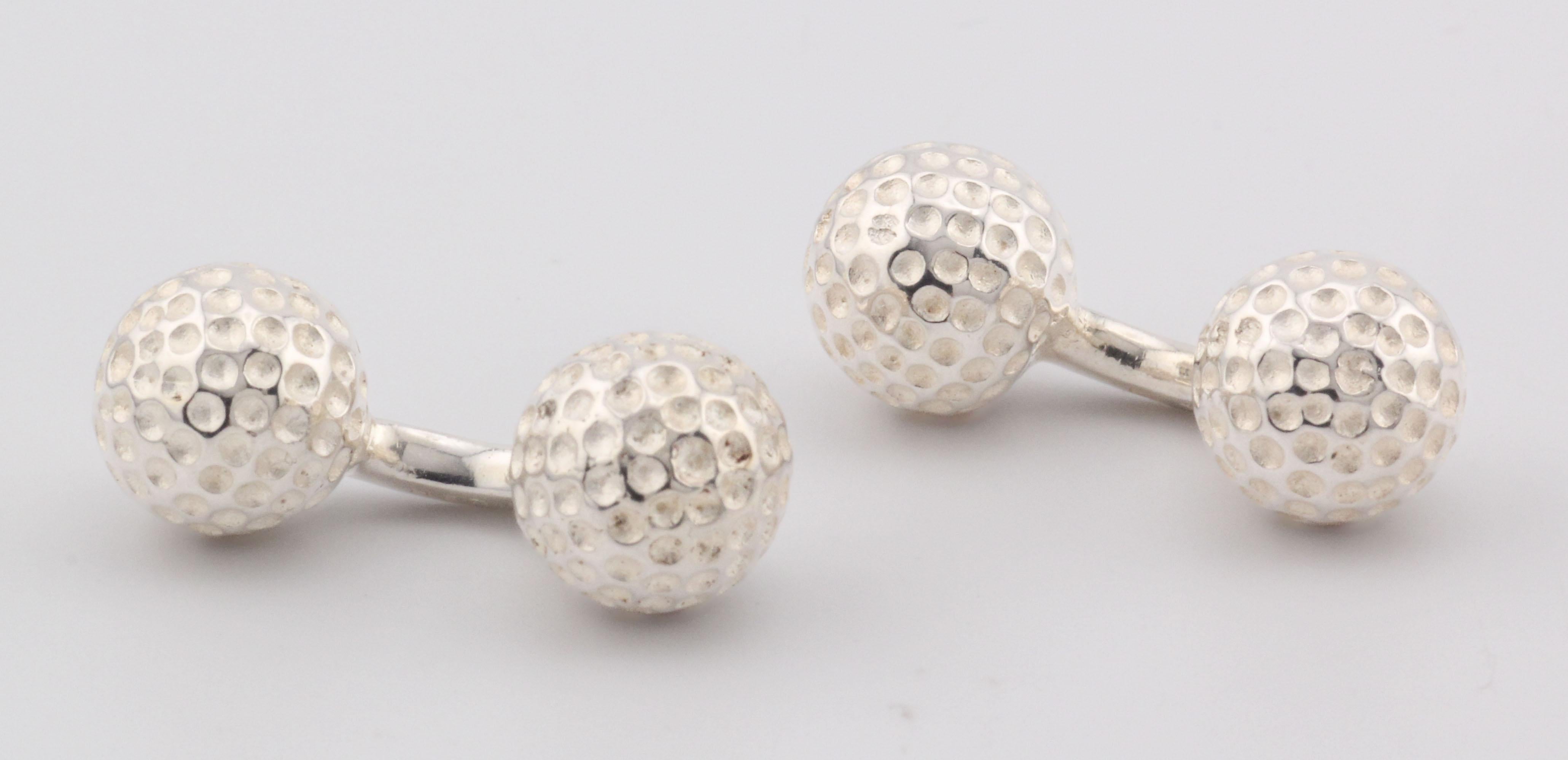 Diese Manschettenknöpfe aus Sterlingsilber sind ein unverwechselbarer Ausdruck der spielerischen Raffinesse von Hermès und zelebrieren die Kunst des Sports mit raffinierter Handwerkskunst.

Jeder Manschettenknopf ist sorgfältig in Form eines