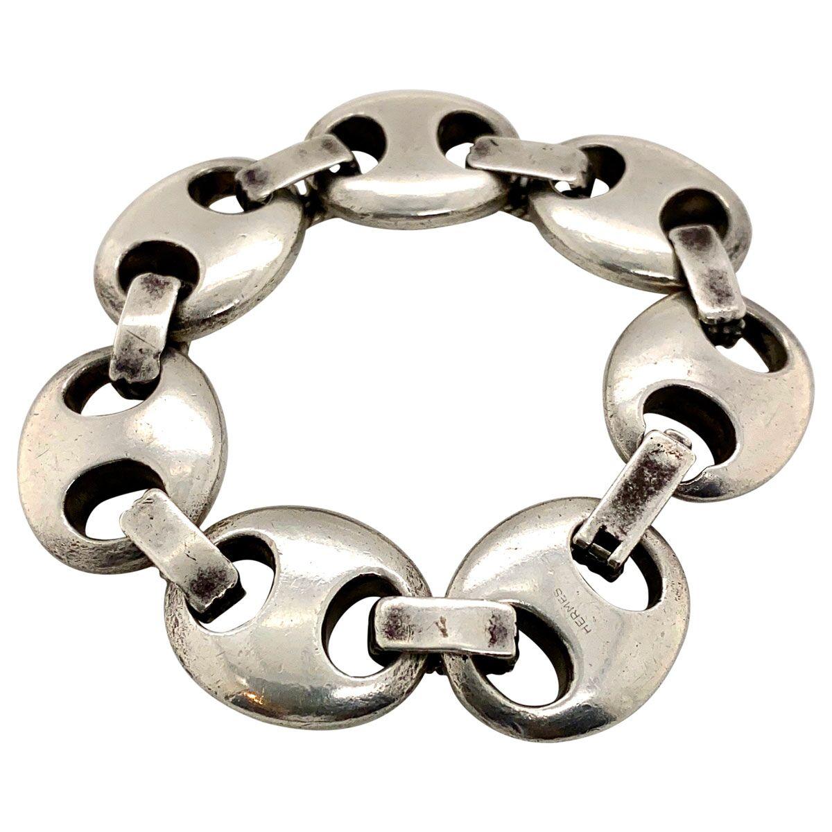 A weighty and substantial piece for the wrist but so chic and stylish. Crafted from 925 Sterling Silver, these nautical style links are so fashionable and sought after. This bracelet features seven heavy sinker style mariner links each with two