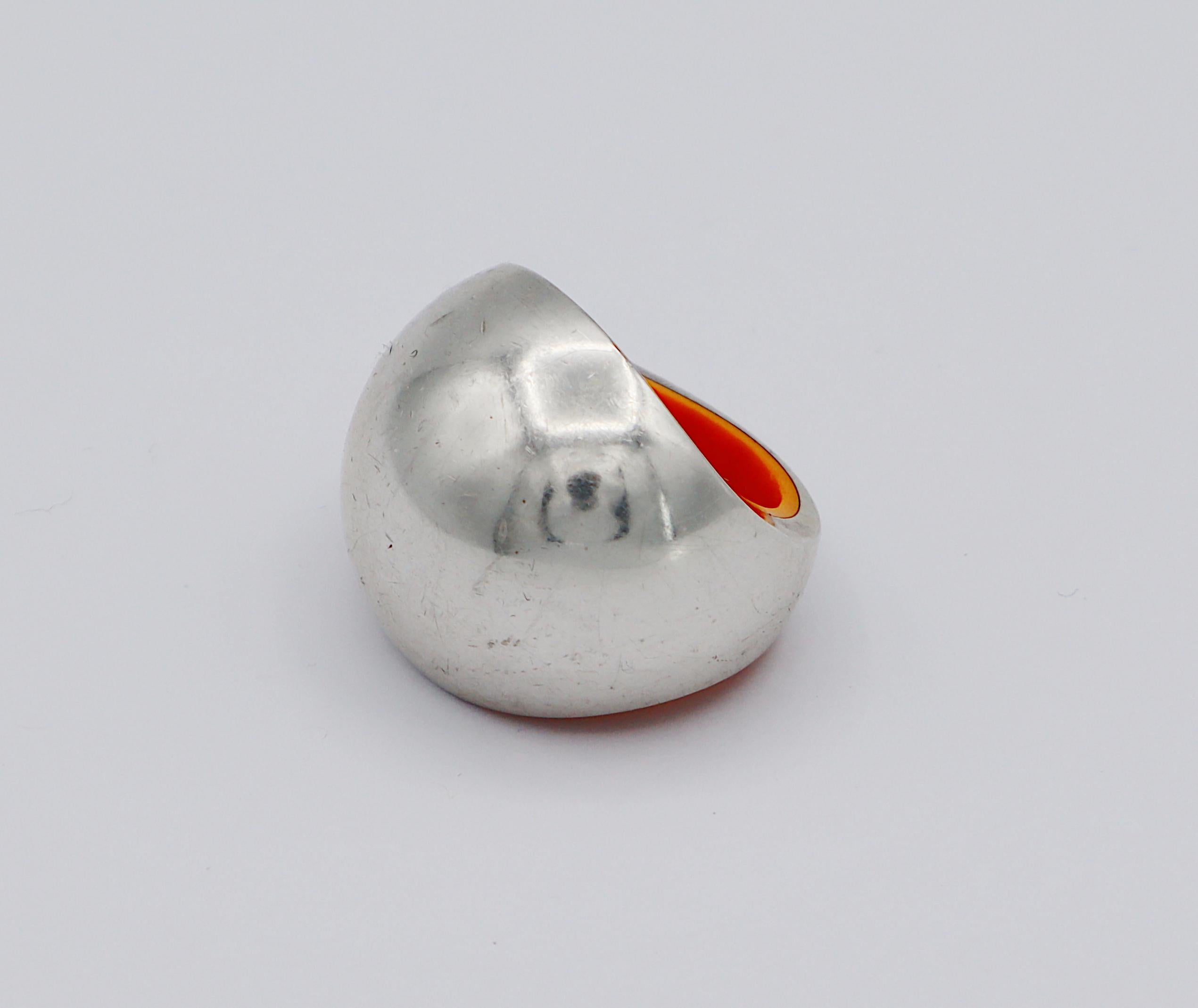Anello QUARK in argento HERMES con motivo a cupola e inserto in resina arancione.

HERMES 51 Ag925 in rilievo.
D.A. in rilievo

Misure indicative: circonferenza di circa 5,10 cm (2 pollici).

Misura dell'anello francese: 51.

Viene fornito con la