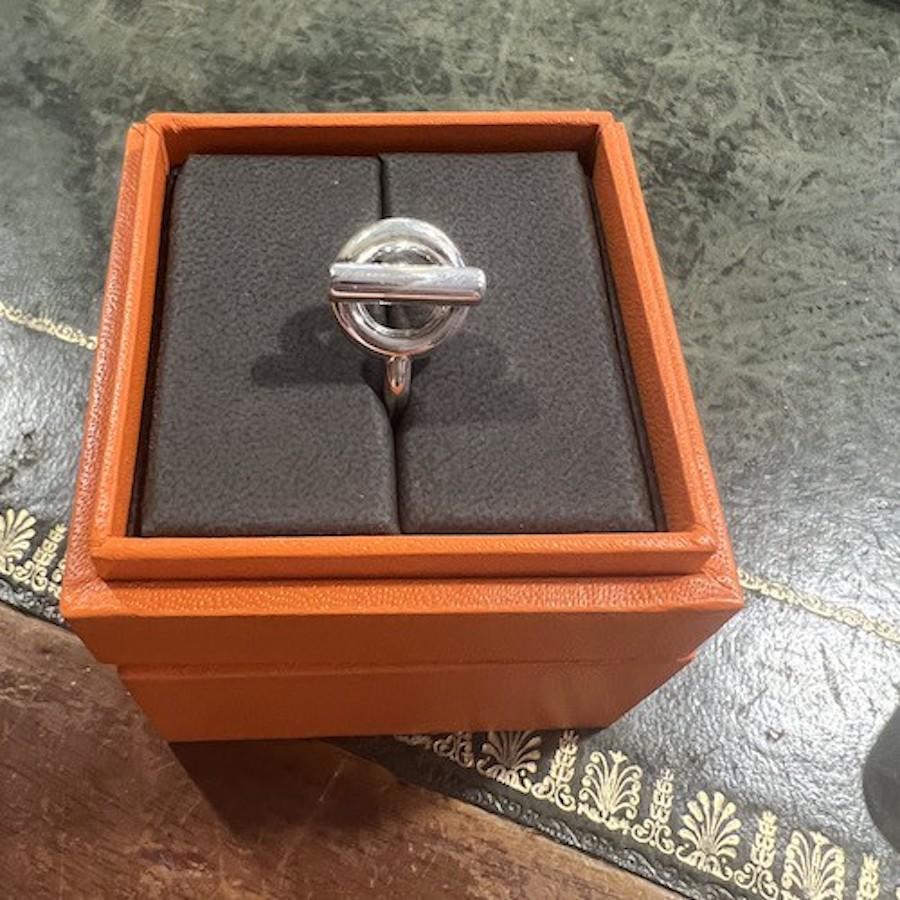 HERMES Sterling Silver Ring, Model Echappée, size 52FR. It is a medium model.
In very good condition.
Made in France.
Material: 925 silver
Serial number: 2102...
Invoice included.

Will be delivered in its original HERMES box.