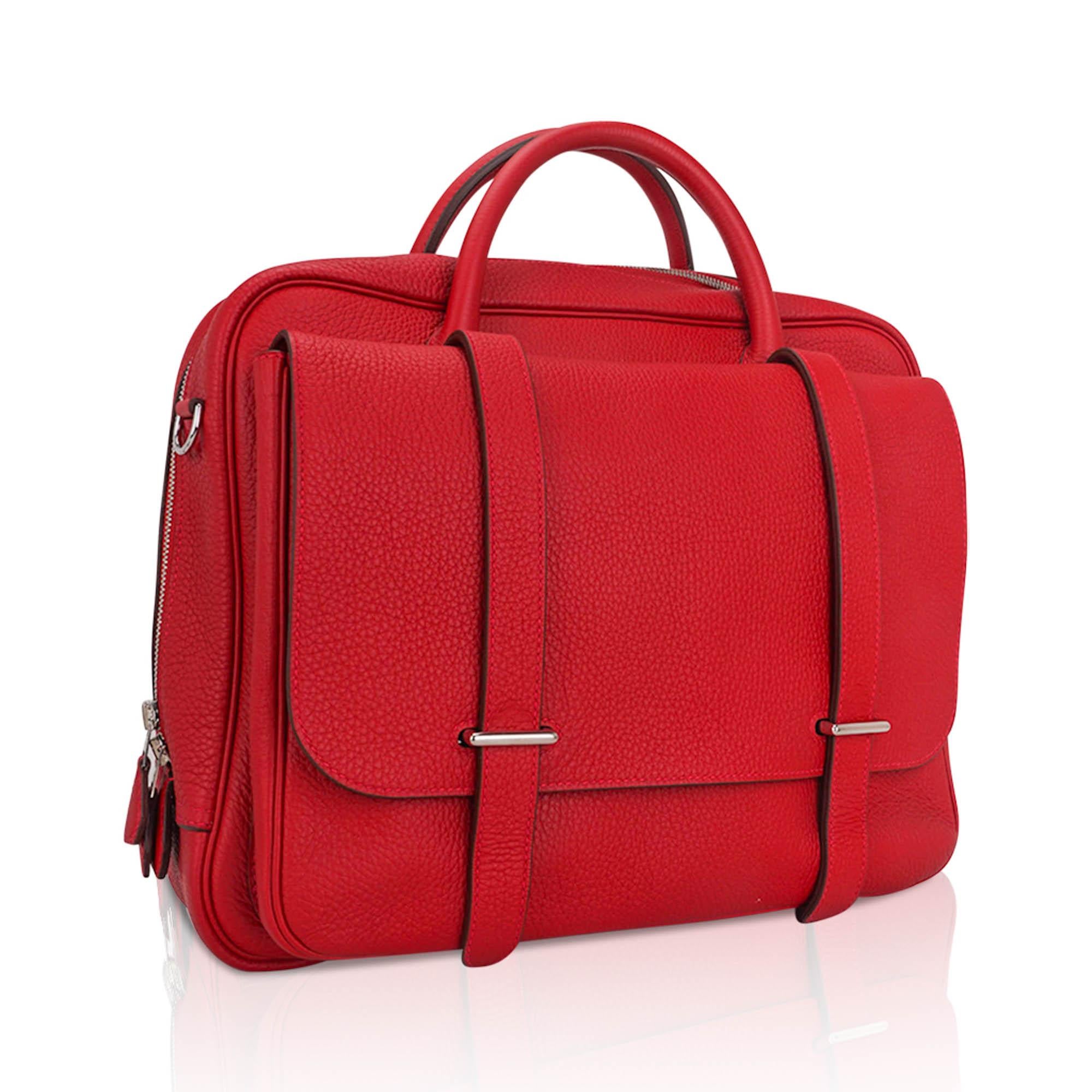Mightychic offre una borsa Hermes Steve Messenger in Rouge Casaque.
Pelle clemence. 
Patta morbida con due linguette a scorrimento.
Questo colore ritirato è molto ambito.
Ampia borsa a tracolla regolabile con interni spaziosi.  
L'interno è dotato