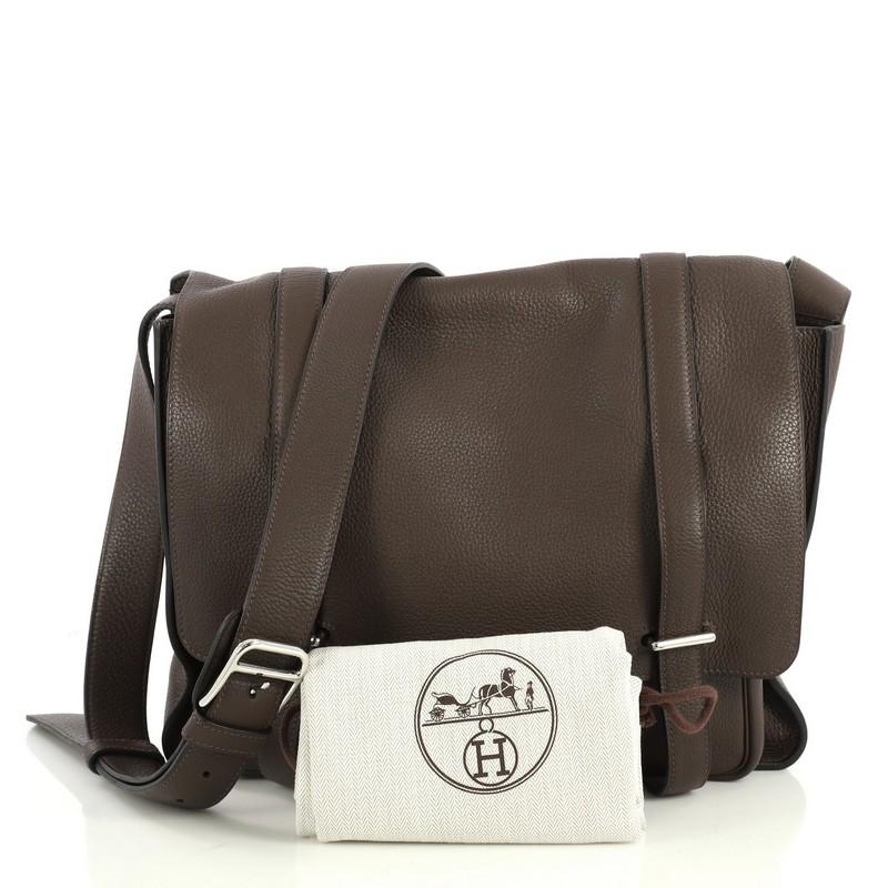 This Hermes Steve Messenger Bag Clemence 35, crafted in Chocolate brown Clemence leather, features an adjustable leather strap, slip pocket under flap, and palladium hardware. Its bracket closure opens to a Chocolate brown Chevre leather interior