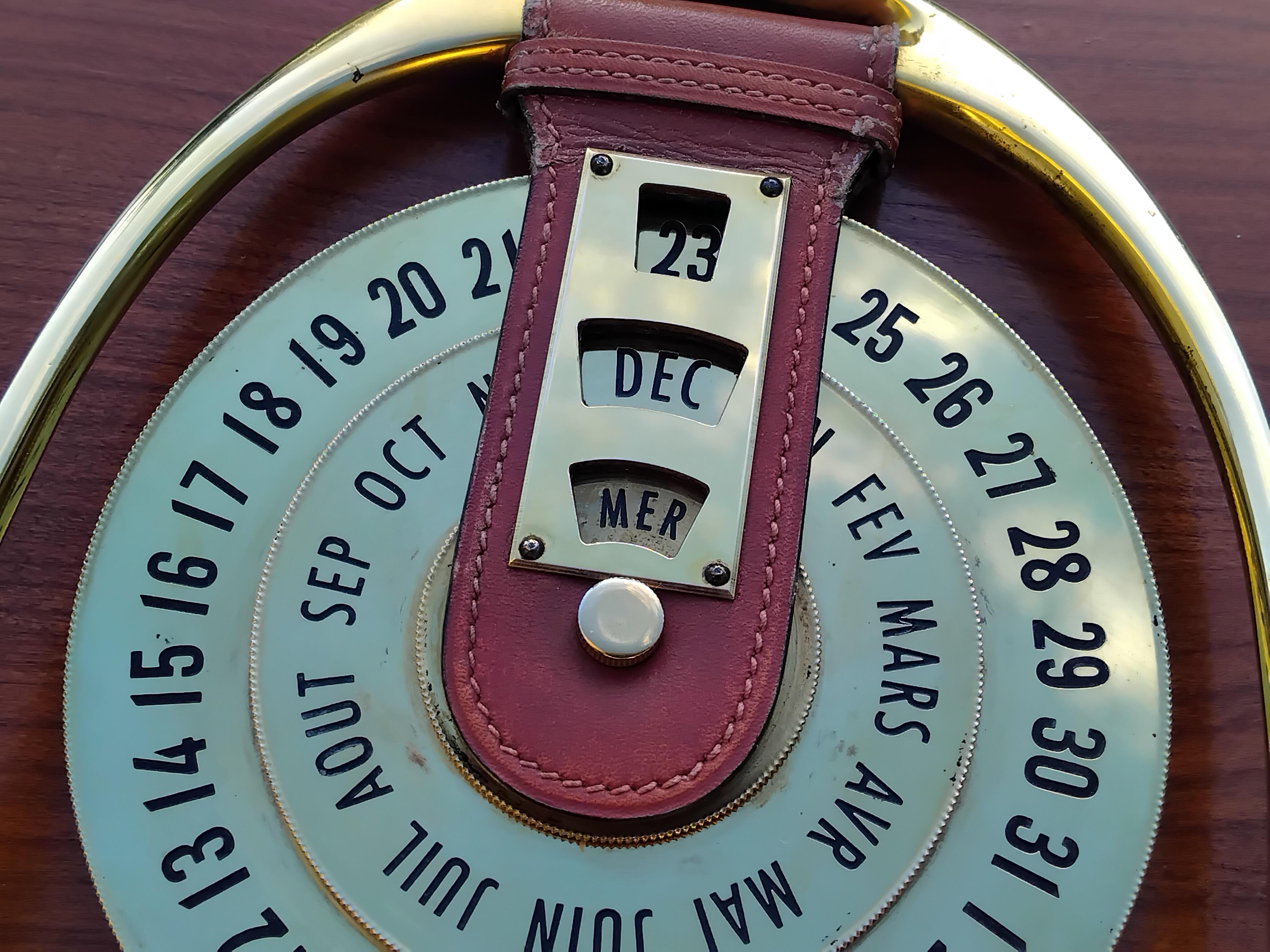 Incredibile e rara effemeride vintage autentica di Hermès

Calendario perpetuo grazie alle sue ruote mobili rotanti

A forma di staffa

Realizzato in pelle e metallo dorato

Colori: Rosso mattone, Oro

