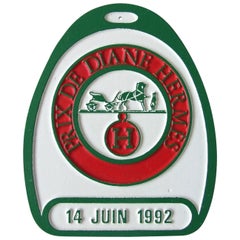 Plaque en forme de étrier en aluminium Hermès Prix De Diane 1992, collectionneur d'Italie