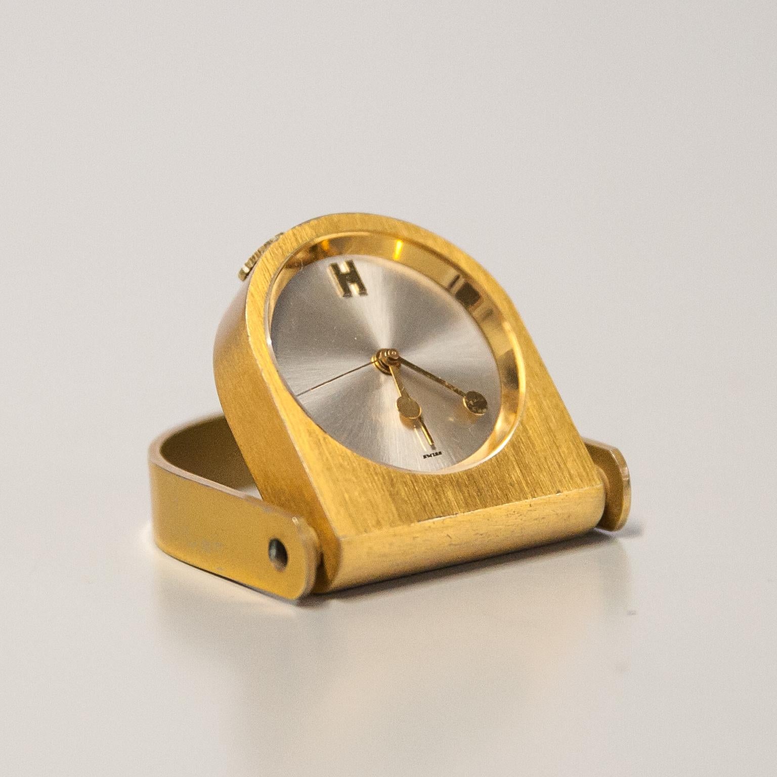 Hermès Clip Table Uhr in Messing mit einem Quarzwerk kommt mit der Originalbox, Lederetui und Stoffsäckchen.