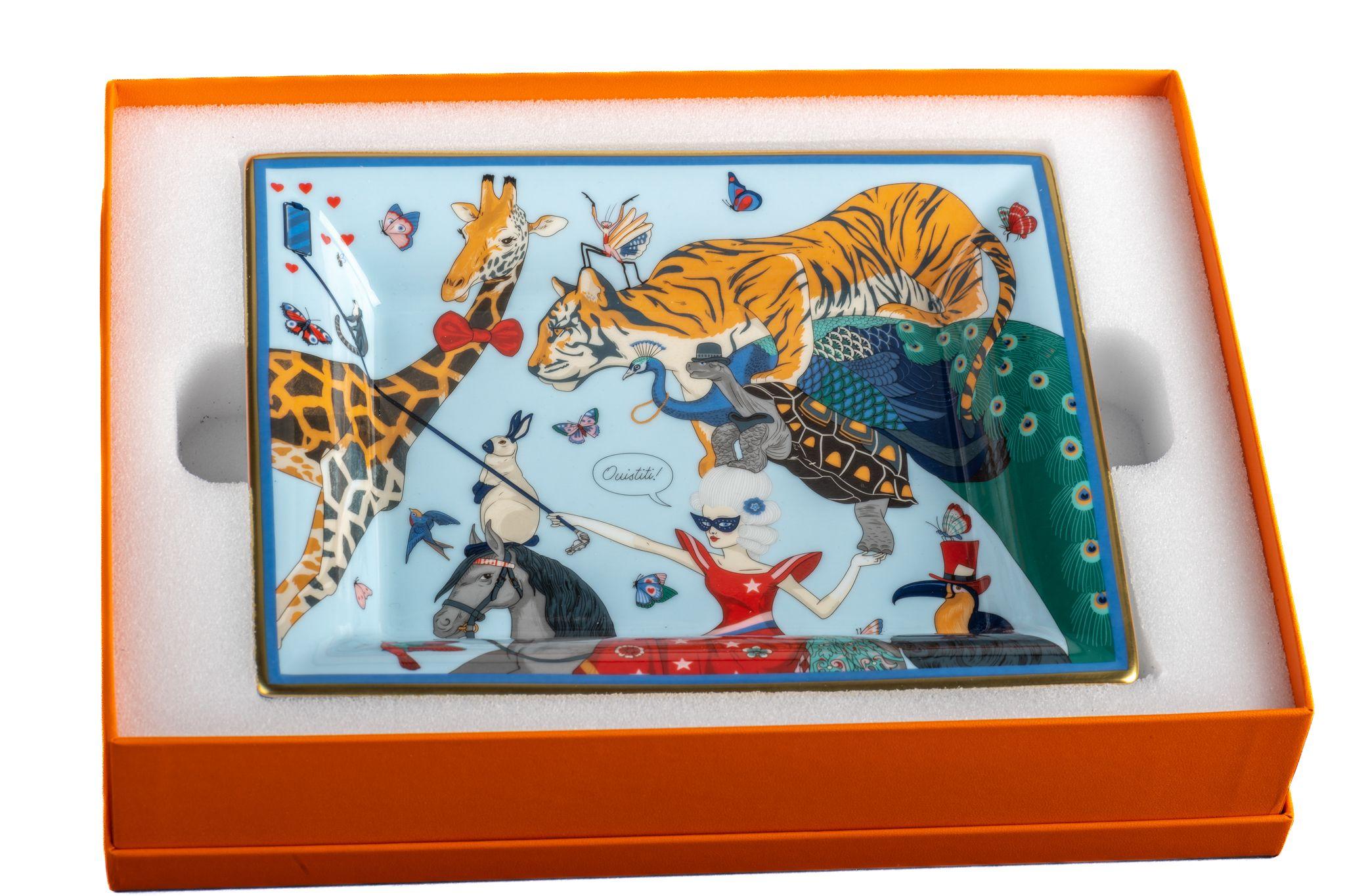 Les nouvelles cabines Hermes en porcelaine bleu clair, bleu, rouge et vert avec le design de l'histoire d'Hermes. Avec la boîte d'origine.
